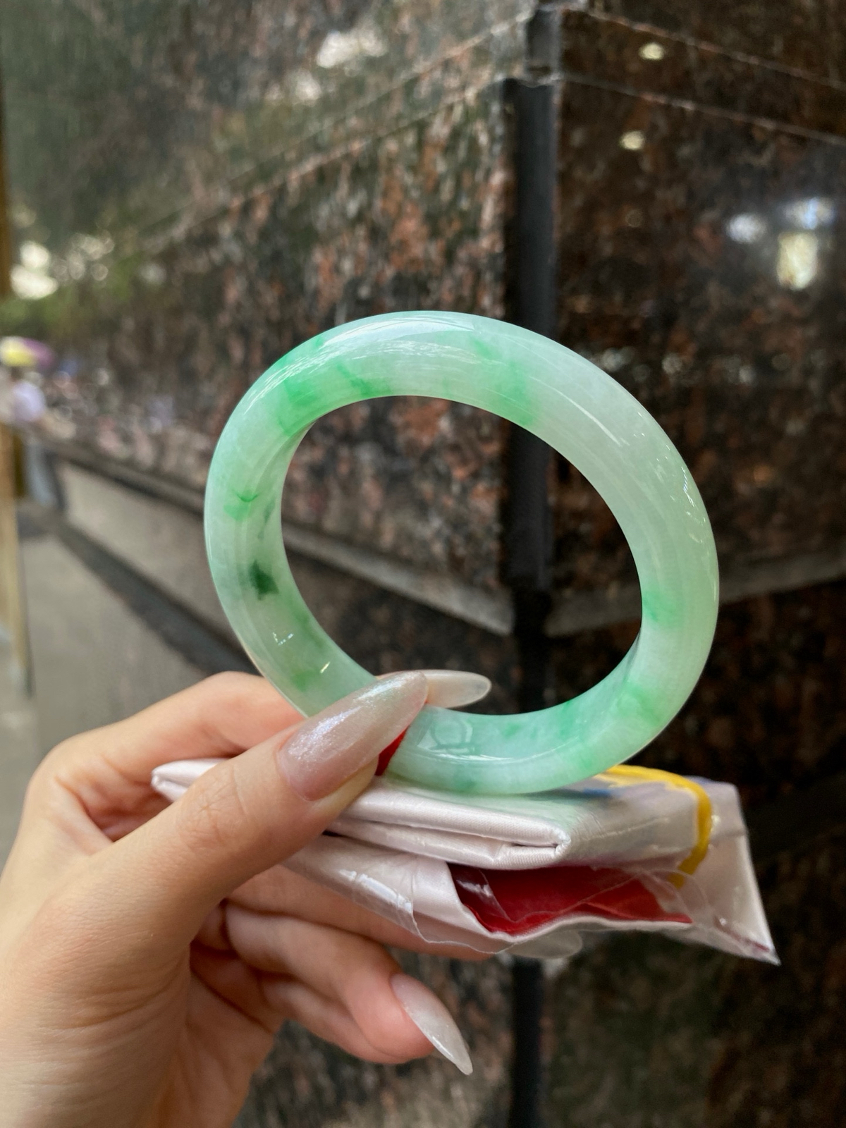 【阳绿花手镯】
尺寸：57.8-13-9.2
自然光无滤镜，原图直出