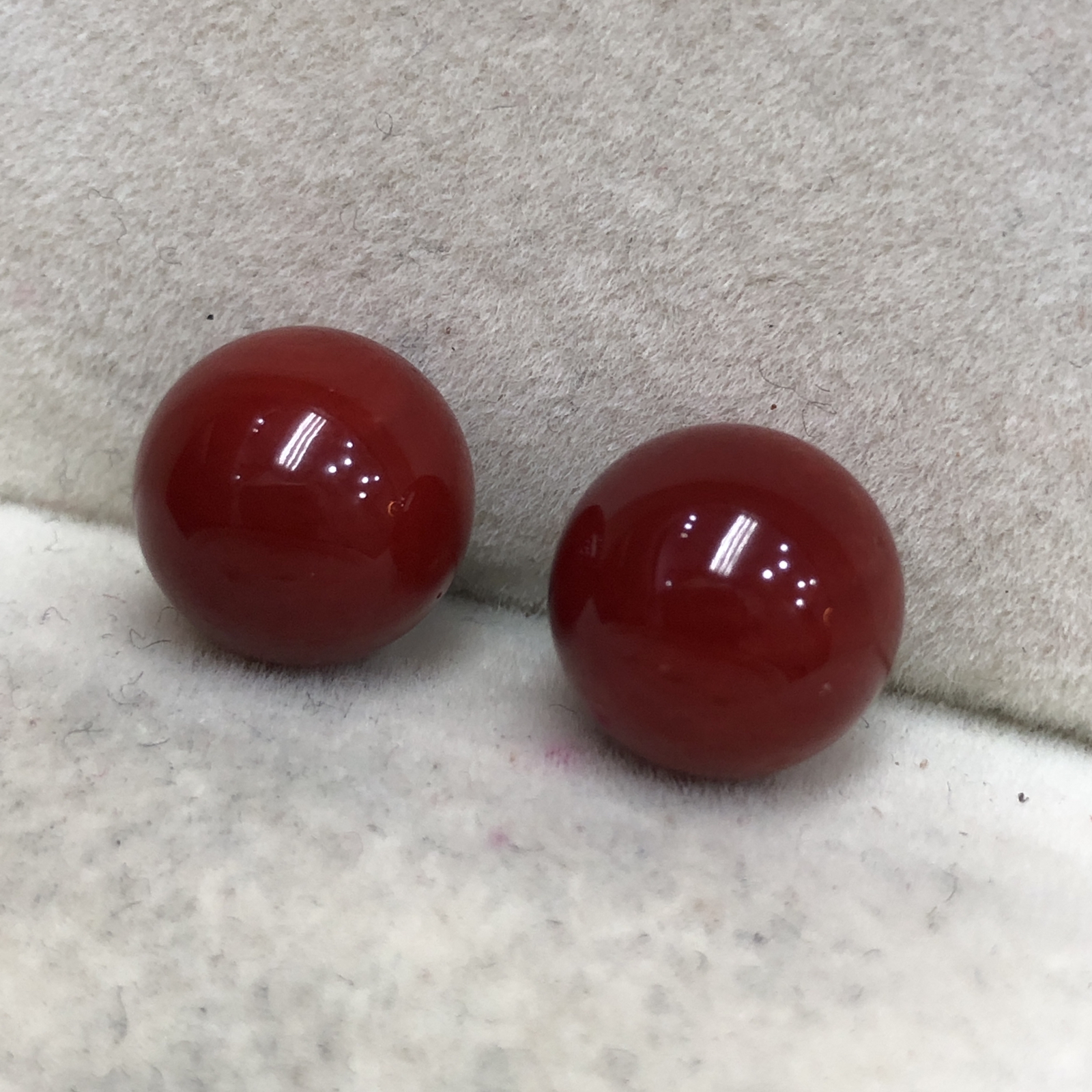 【天然日本阿卡牛血红珊瑚10mm大圆珠对珠】天然无添加无优化，阿卡牛血红颜色，光泽柔润透亮，直径约为10*10*10mm，重量2.91克，珊瑚本为佛教珍宝，来自深海千年生长，属于有机宝石，气场强大，稀少珍贵！收藏精品！传承宝贝！未打通孔，背面有阿卡标志性白芯眼，️自行设计耳饰，手镯，多宝等
