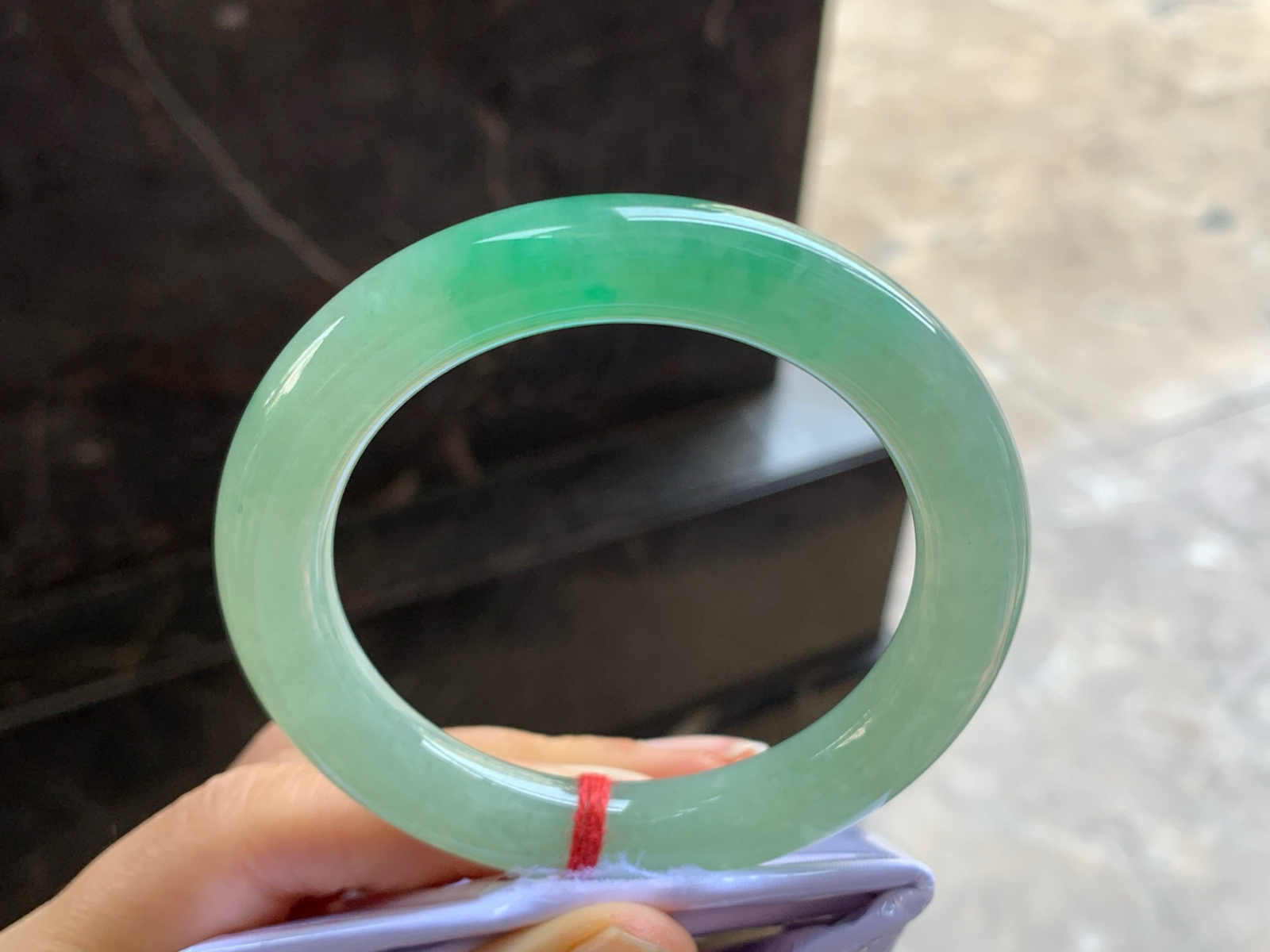 54-10.4

绿色圆条手镯^_^鲜艳 玉质温润 色阳