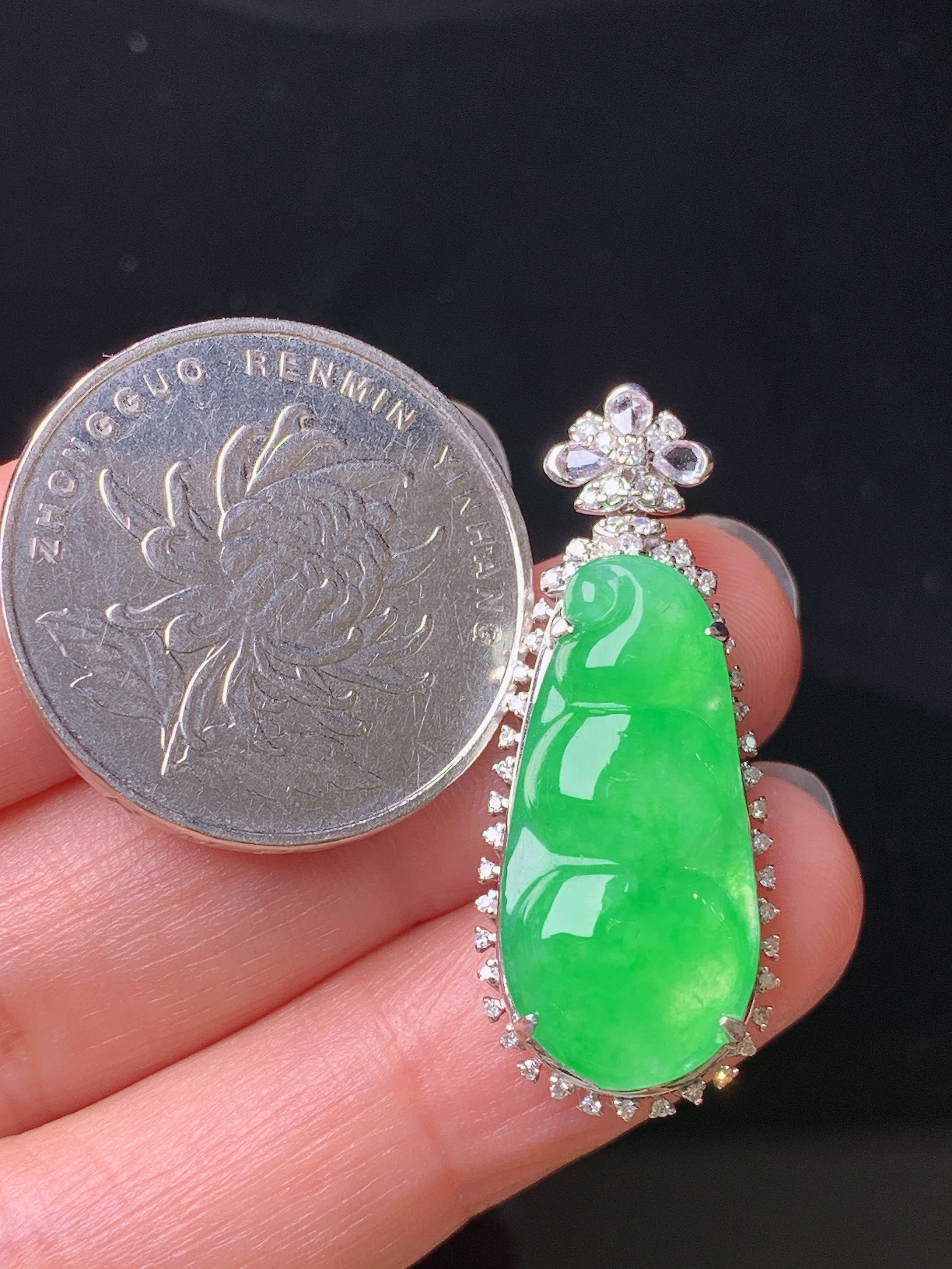 18k金钻镶嵌翠绿四季豆吊坠 玉质细腻 色泽艳丽清新 水润亮眼 整体尺寸34*13.5*8j2