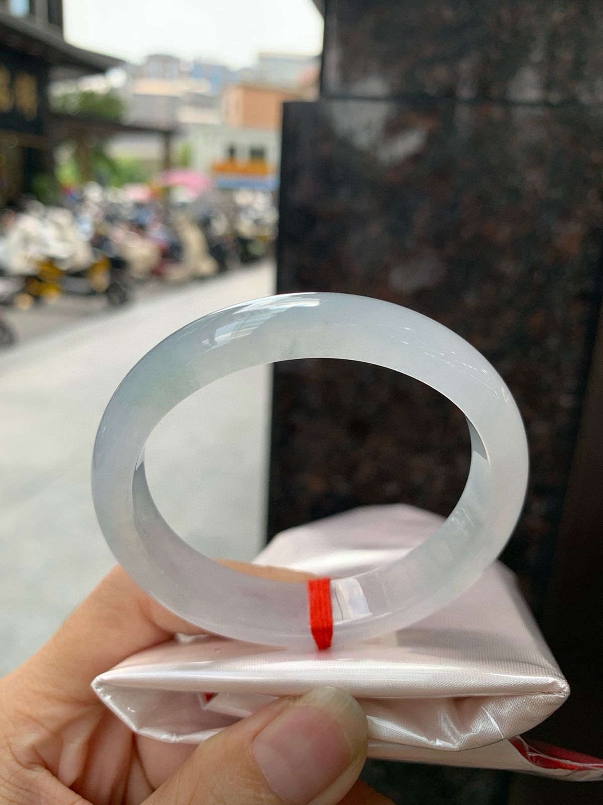 冰粉紫贵妃
54-48-7.6-12.3
底妆冰透有光感，梦幻冰粉紫，颜色淡雅，不像高饱和度的紫色那样扎眼，种水很通透，盈润感满满，不需要过多修饰，简单雕琢，韵味尽显其中。