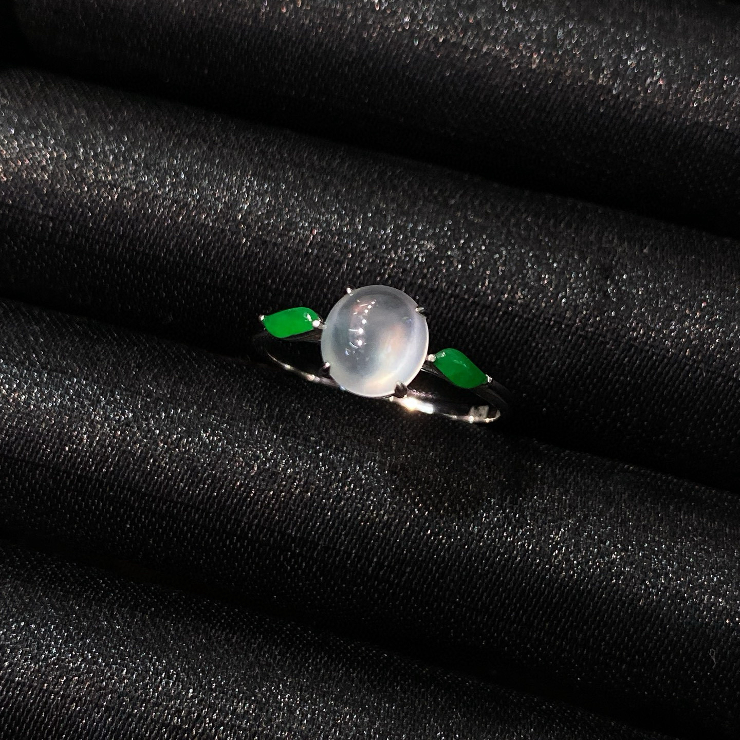 冰种蛋面戒指 
通透如冰，光泽细腻
18k金镶嵌，轻奢优雅
实物更美～