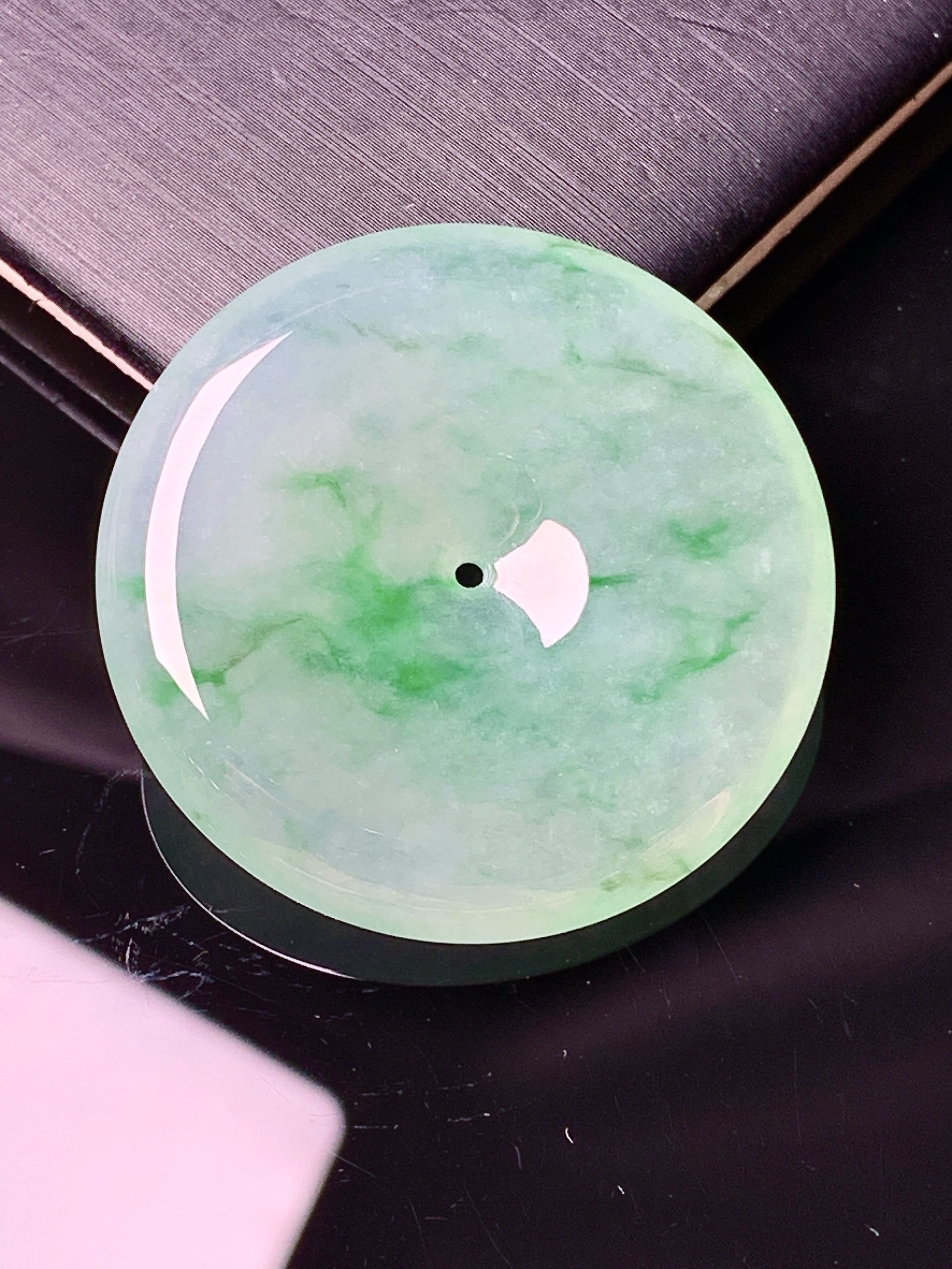 冰种飘绿平安扣吊坠 玉质细腻 色泽艳丽清新 水润亮眼 整体尺寸33.8*6x1