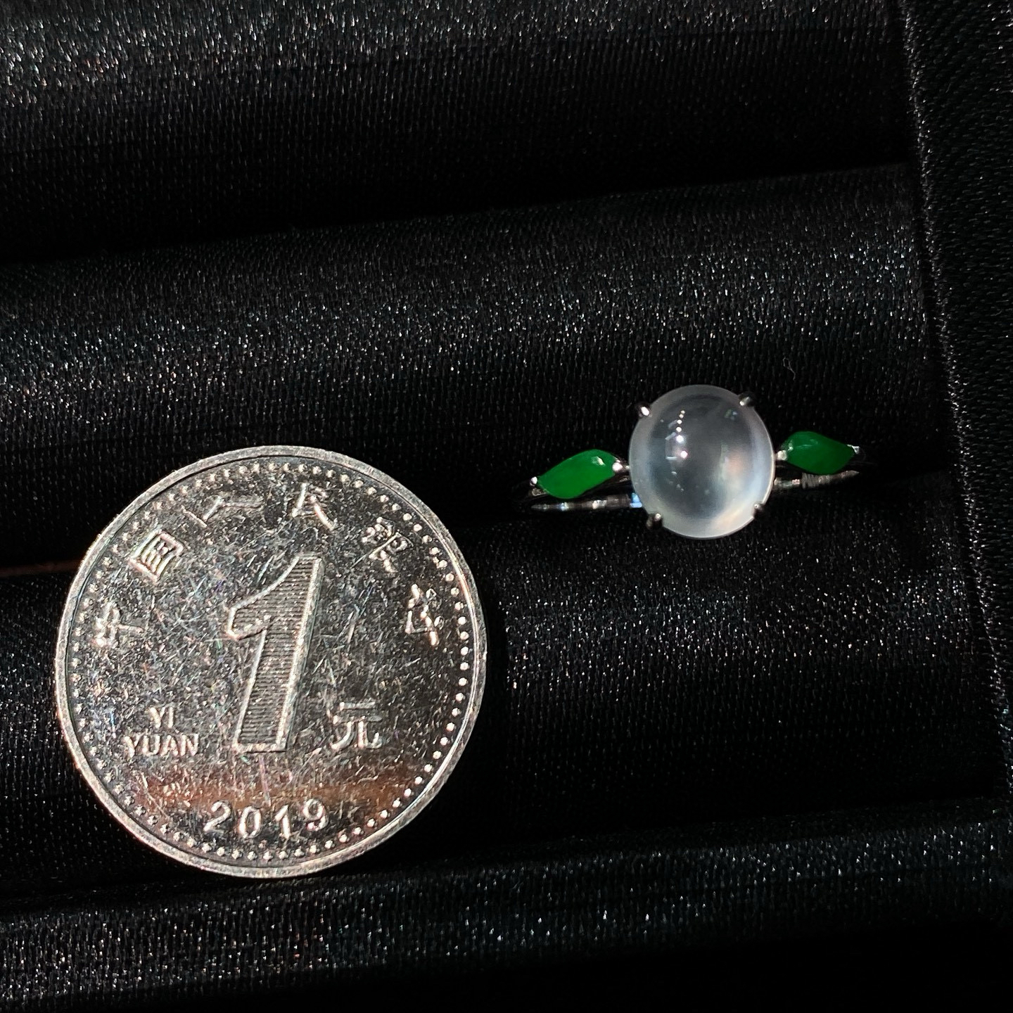 冰种蛋面戒指 
通透如冰，光泽细腻
18k金镶嵌，轻奢优雅
实物更美～