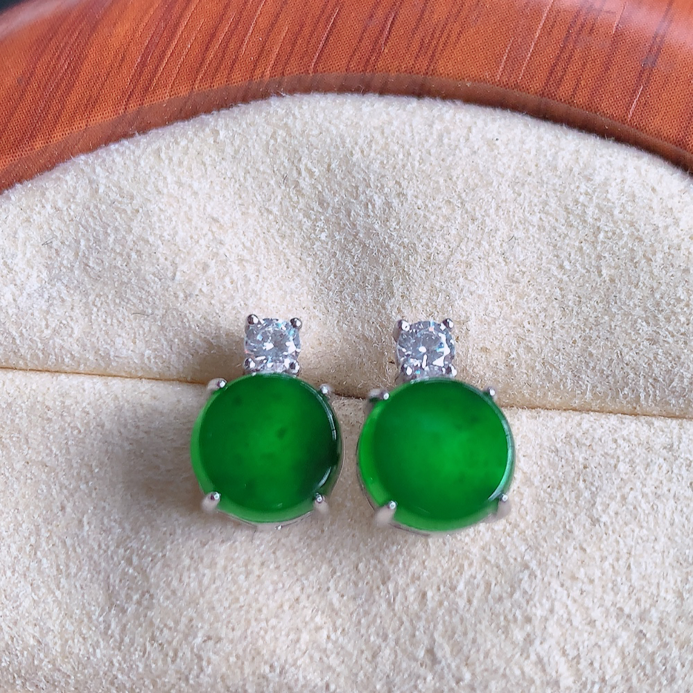 冰透满绿翡翠925银镶耳坠，自然光实拍，翠色灵动，颜色漂亮，种老水足，品相佳，佩戴佳品！W481.25  整体尺寸：11.5-8-5mm   裸石尺寸：8mm