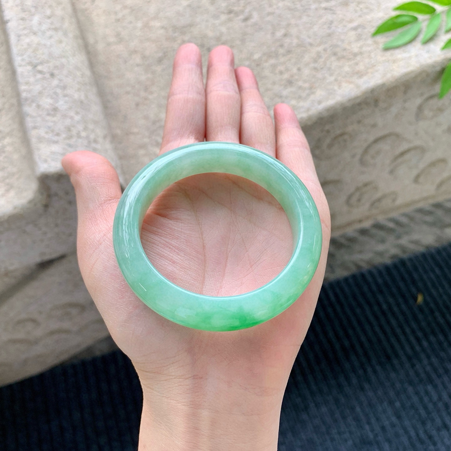 正圈51 52
【圈口】52.5/12.5/9
【描述】飘绿，水润，种老，细腻，无裂纹！