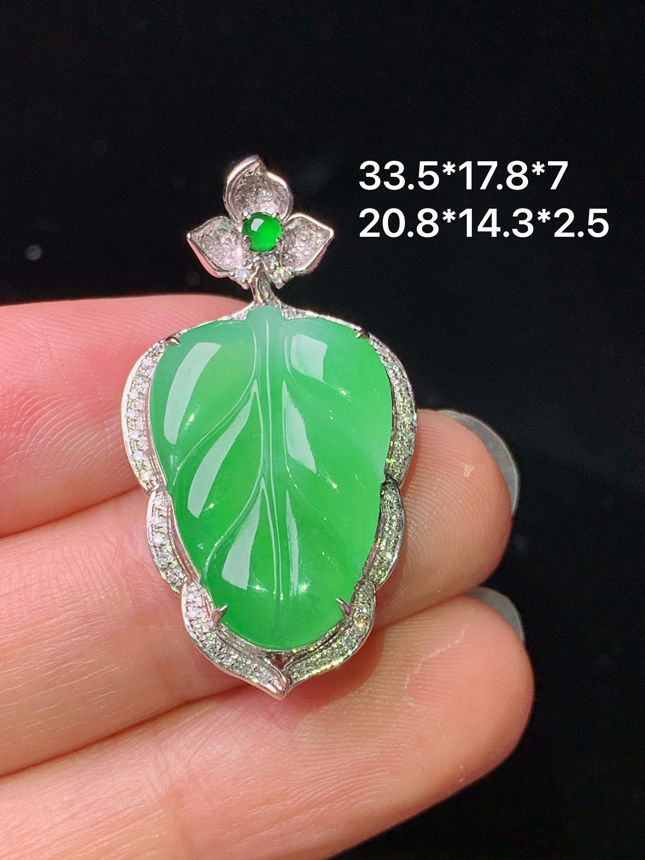 18k金钻镶嵌翠绿树叶吊坠 玉质细腻 色泽艳丽清新 水润亮眼 整体尺寸33.5*17.8*7t1