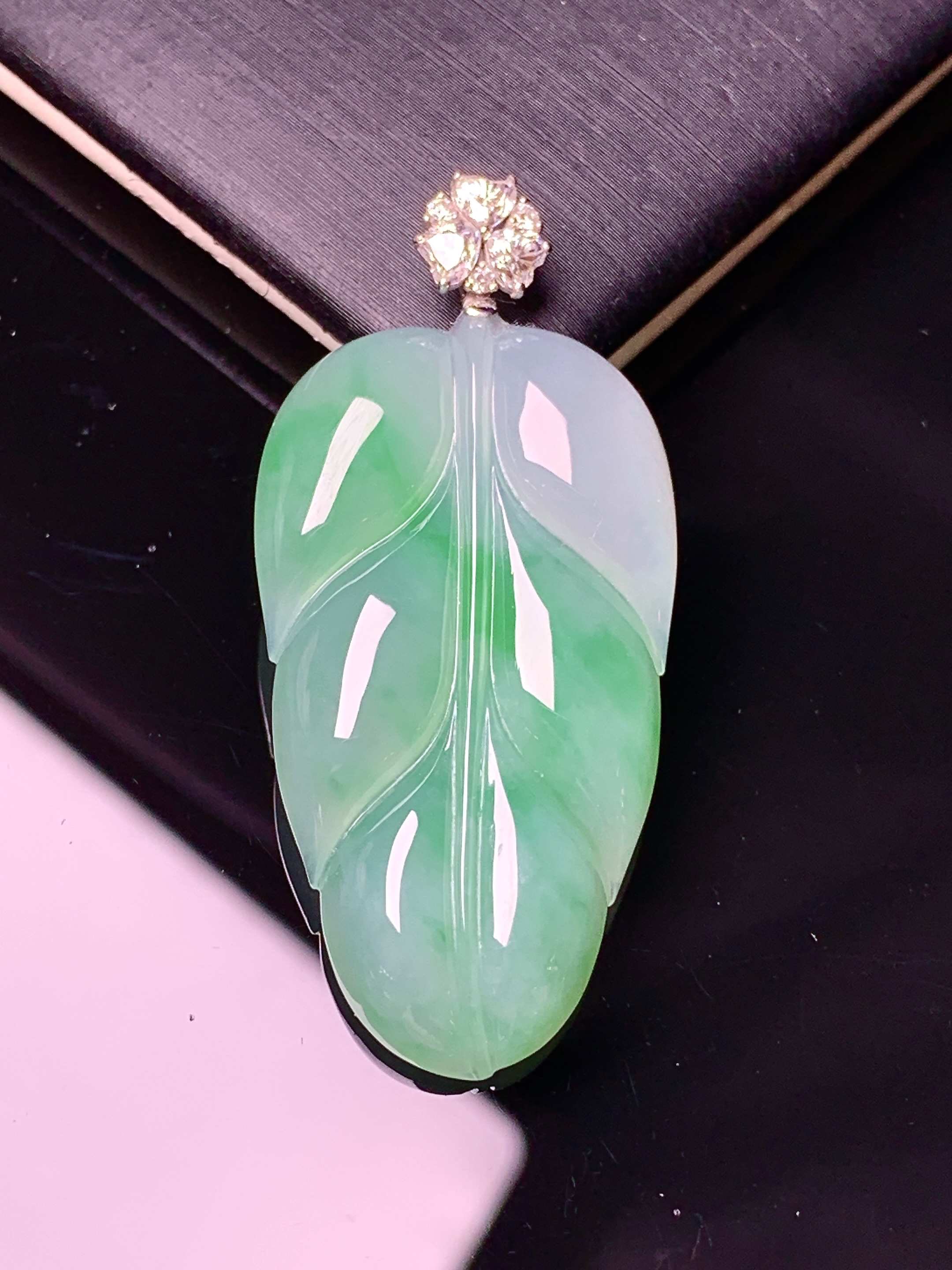 18k金莫桑钻镶嵌飘绿树叶吊坠 玉质细腻 色泽艳丽清新 水润亮眼 整体尺寸43.2*19.8*4.8a2