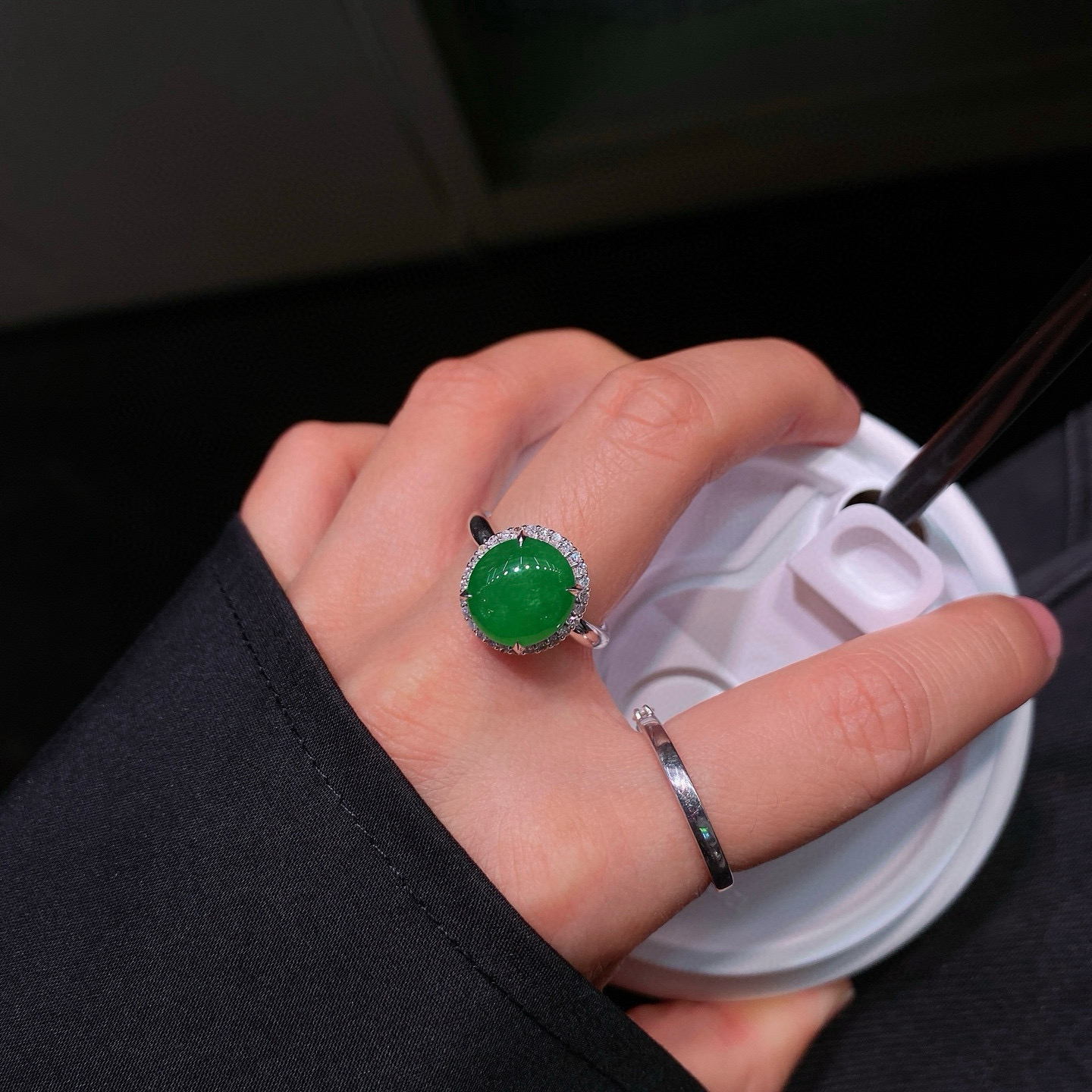 辣阳绿蛋面戒指 
色泽浓郁鲜亮，圆润饱满
18k金镶嵌，简镶真的很耐看
实物更美～