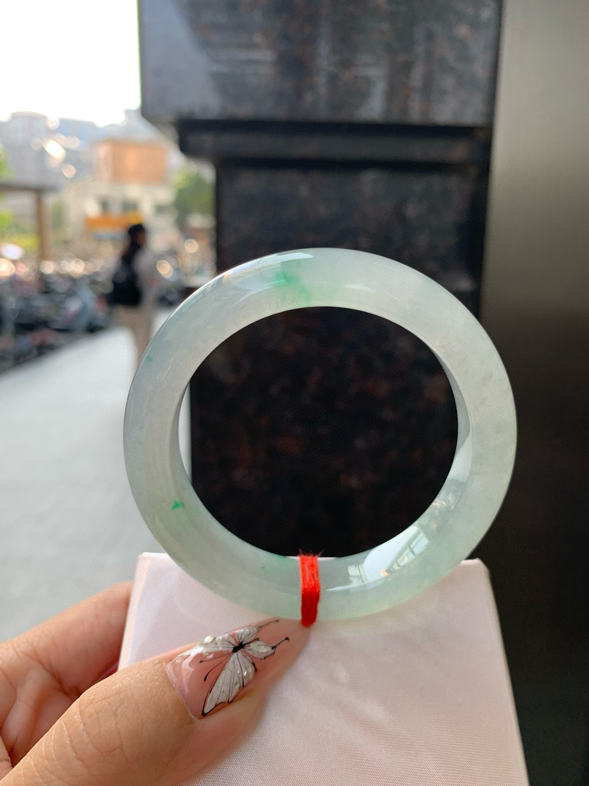 冰飘绿正圈
53.6-8.6-12.5
底妆冰润，几抹绿花点缀，简约却充满灵气，清新如芽，宛若自然的画卷凝结于腕间，静中带动，韵味悠长