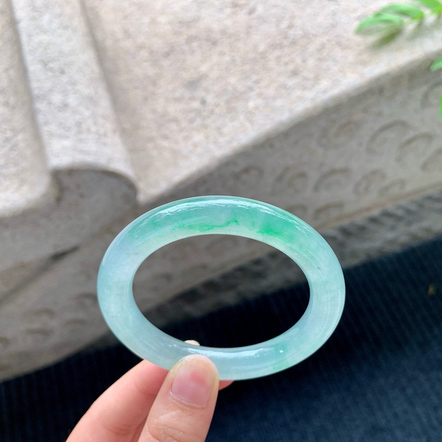 圆条50 51
【圈口】51.3/9.8/9.7
【描述】冰飘绿，水润，种老，细腻，无裂纹！