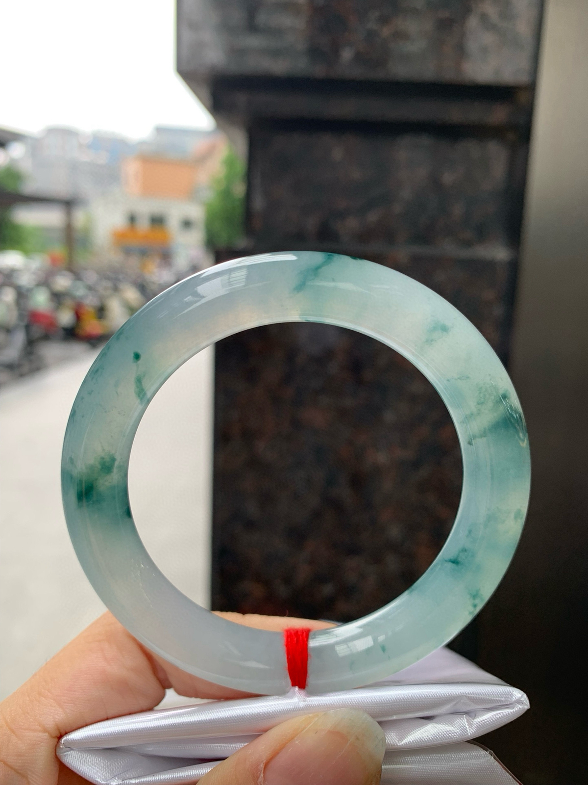 冰飘花圆条
54.1-10.3-10.6
底妆冰润白净，胶润的底妆中开出了朵朵兰花，半山半水的意境，勾勒出一幅唯美诗意的山水意境画