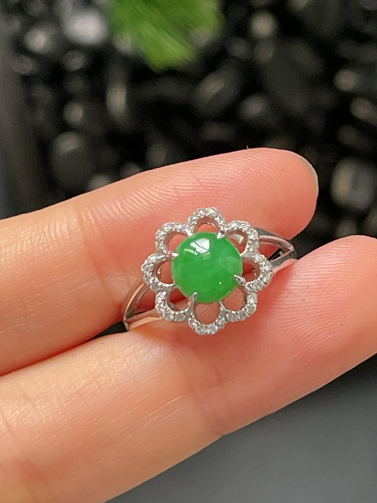 18k金翡翠绿色戒指