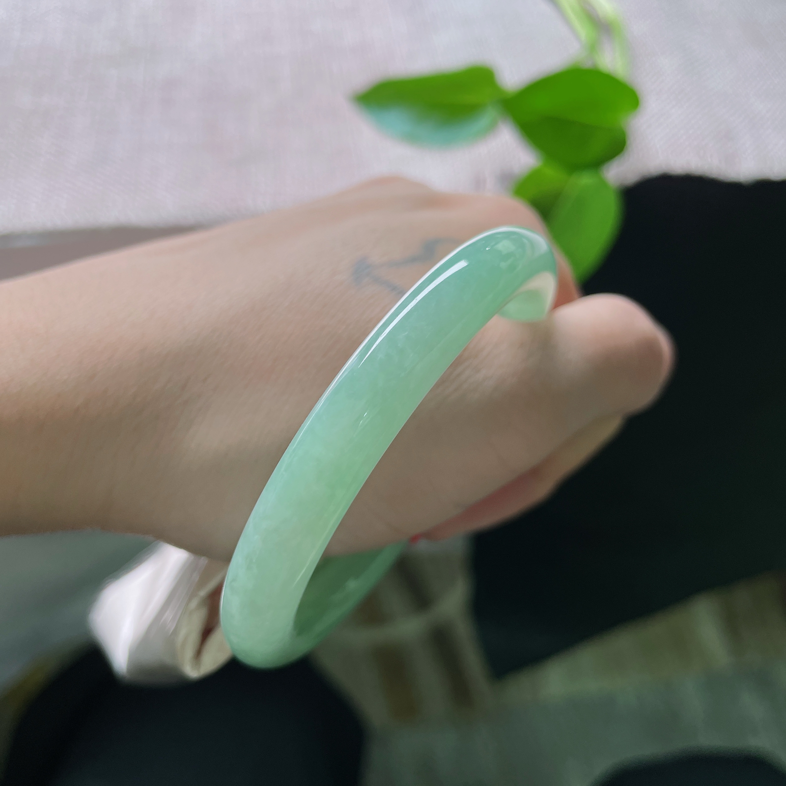 53.2/8.6果绿圆条，水润细腻，悠悠的云里有淡淡的绿，秀丽优雅，无暇