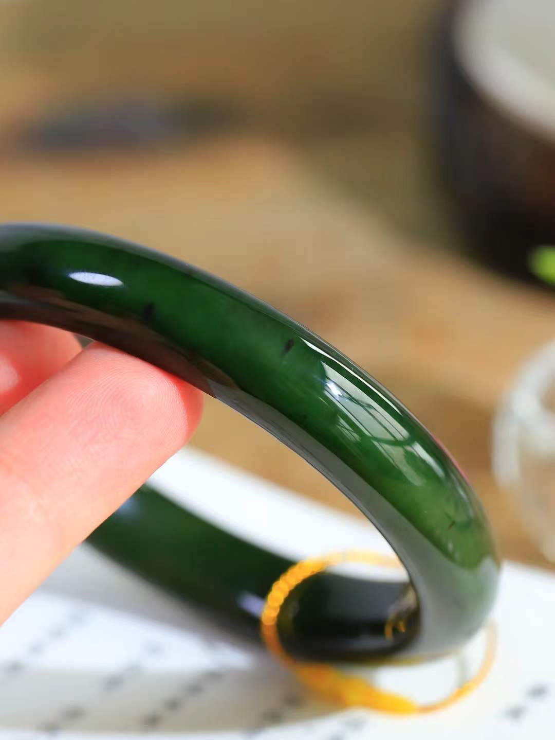 【碧波流转·手镯】

精品️和田玉碧玉微猫眼手镯，玉质细腻温润，手感舒适，️线条流畅，简约大气，美自天成，佩戴于腕间，婉约之美，举手投足间透出那份低调奢华，醉人心扉。
重58.8克 内径圈口61mm  尺寸12.2-8.8mm  FDT-11302333