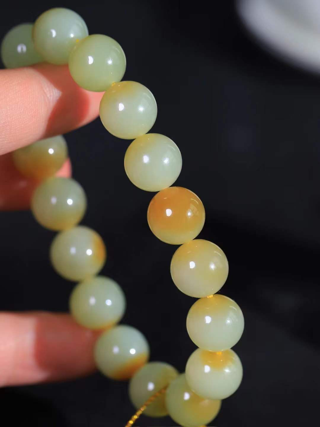 【珠圆玉润.手串】

精品和田玉糖白玉珠圆玉润手串 玉质温润细腻  整串打磨圆润，佩戴舒适。珠珠落玉盘，间关莺语花底滑，一生美好时光，无论身在何处，都有它相伴相守。事事顺遂，幸福美满，吉祥如意。重45.7克 尺寸取一12mm FDT-16352313