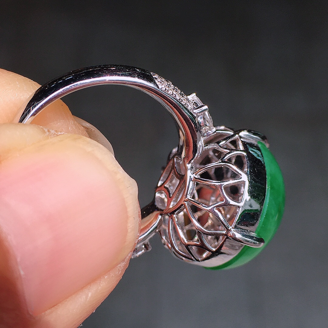 阳绿蛋面戒指，色泽均匀艳丽，玉质细腻，荧光感超
强，饱满圆润，尽显优雅气质，18k
金豪华镶嵌