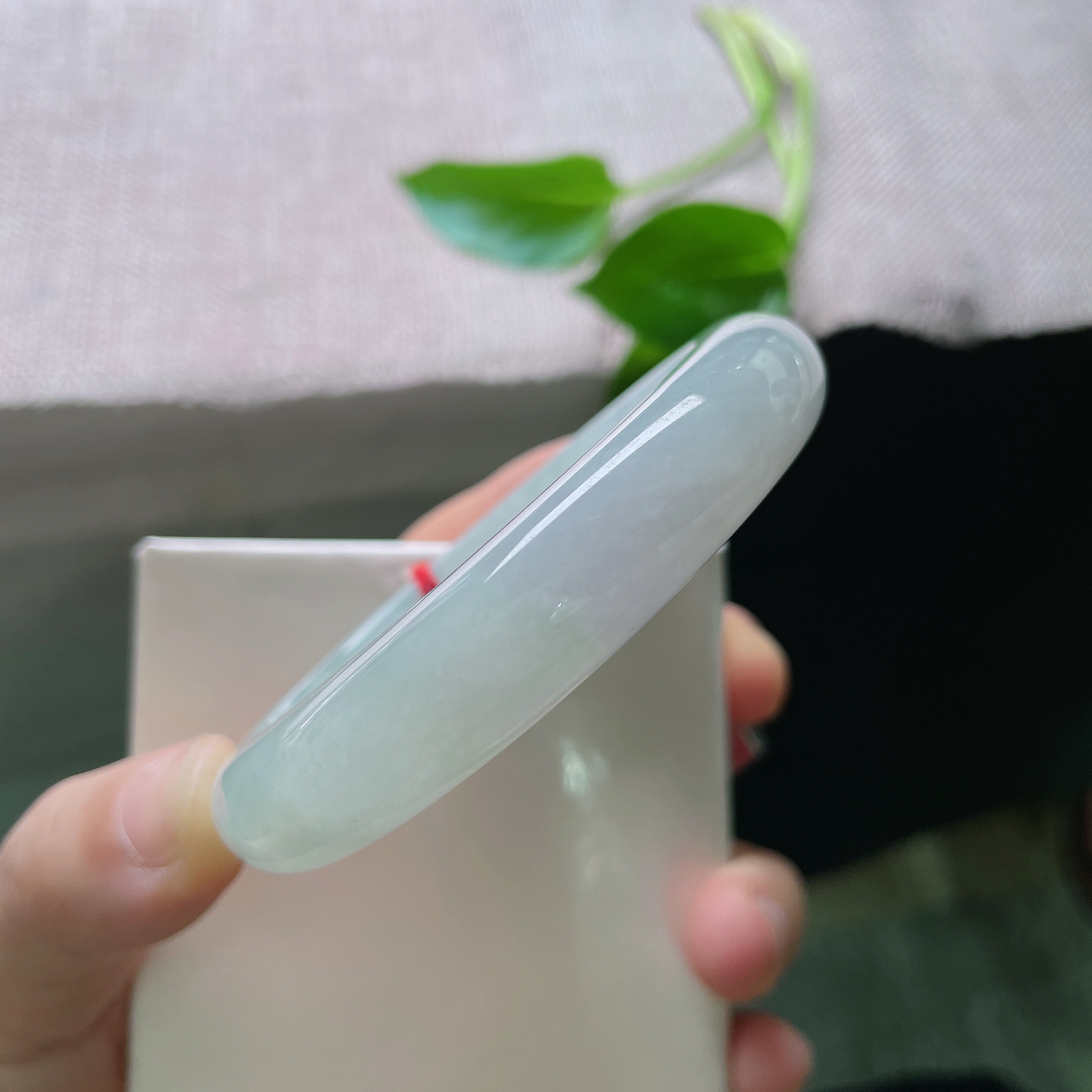 56.4/12.2/8.3，淡绿底正圈，种老水足，戴在腕上，连风的呼吸都变得更轻软了。