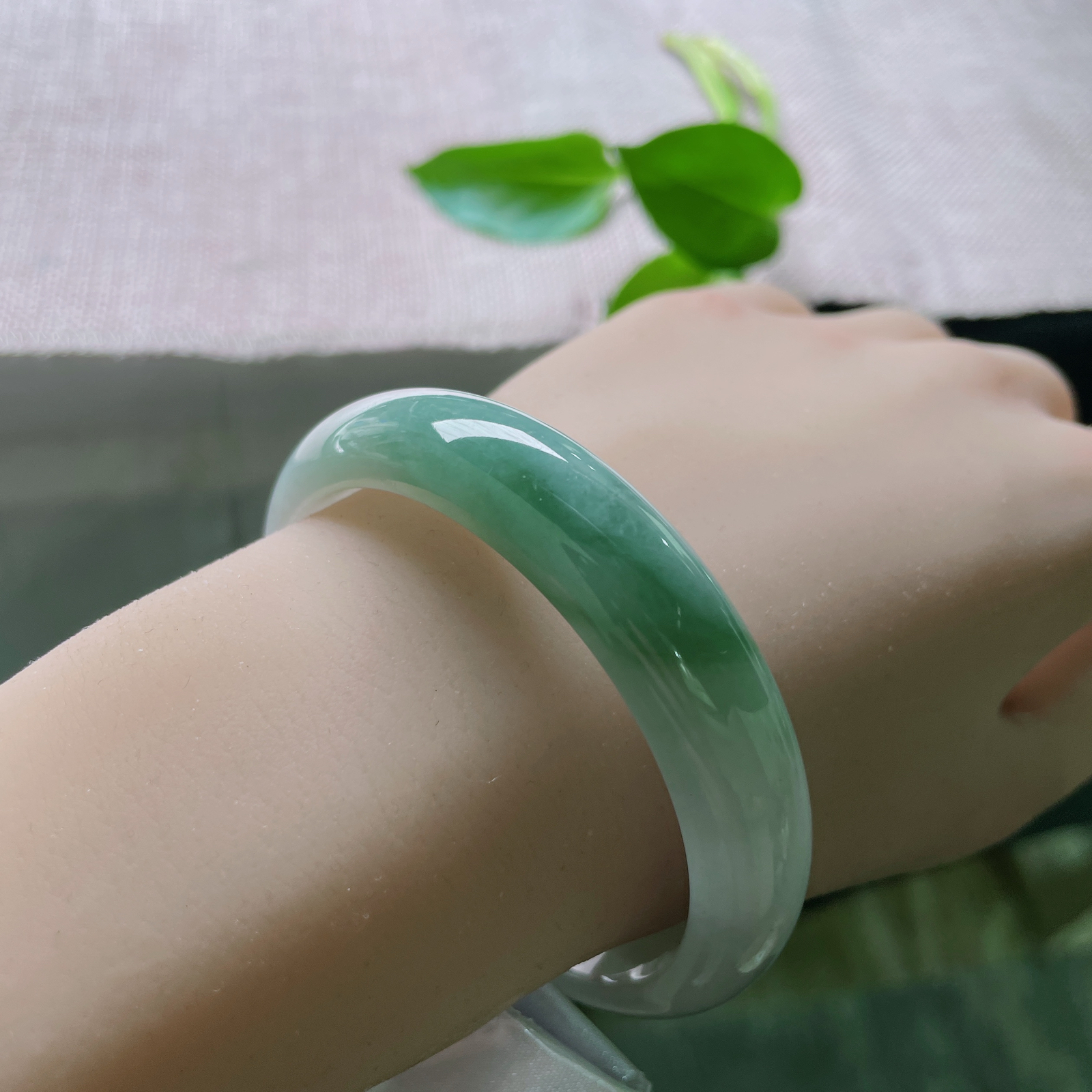 55.2/12.8/7.1，飘绿正圈，水头好，细润，似江南雨后， 石阶上蔓延开的苔痕。无暇