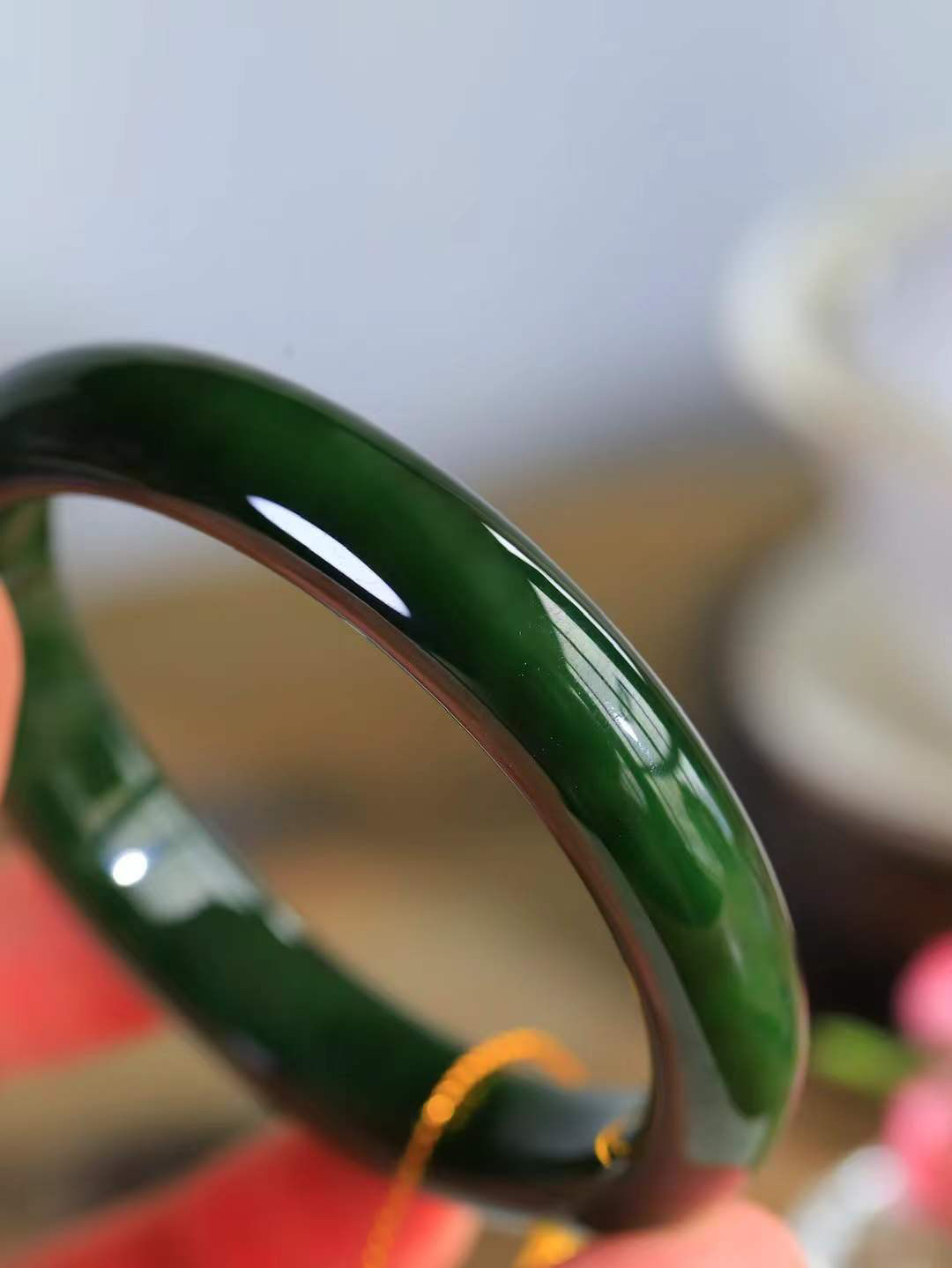 （碧色荡漾.手镯）

精品和田玉碧玉微猫眼手镯，灼灼其华想像靓妆淡伫 ，腕间绿意跳脱冰壶莹，坐间静对，姑射仙姿潇洒处，艳冶最奇料子油润滋腻镯型饱满，手感上佳。重57.5克   内径60mm尺寸12.2-8.8mm  24372313T