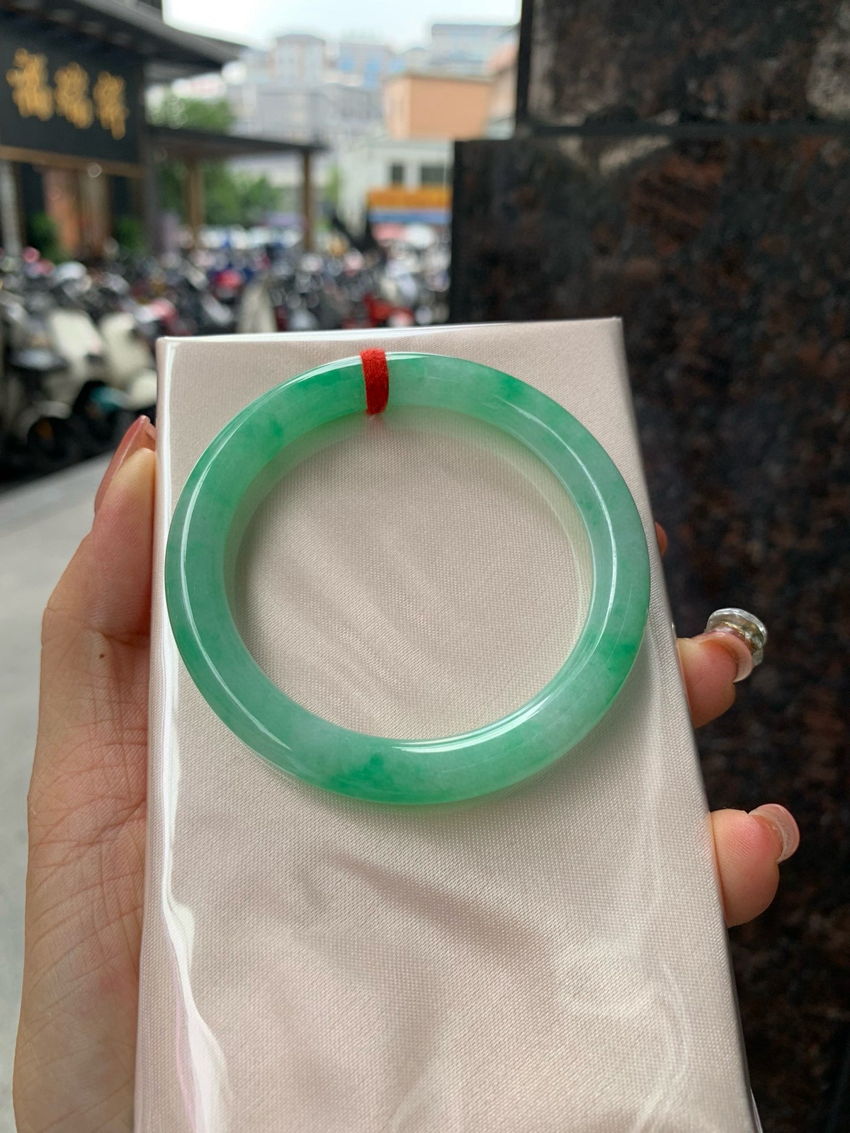 飘绿美人条
52.5-8-7.7
无纹裂，底妆细腻，近满绿美人条仙女专属款