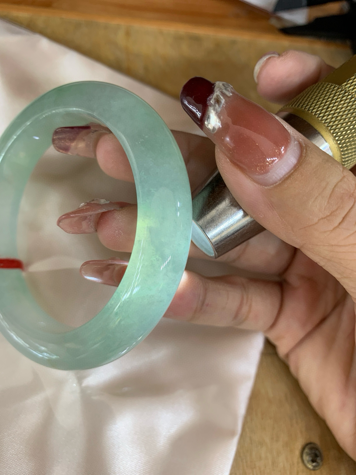 冰晴绿正圈
54.8-9.3-11.8
底妆水润细腻，满圈淡雅晴绿，像初春嫩芽落入清泉，均匀柔和，抬眼就是一片宁静感。