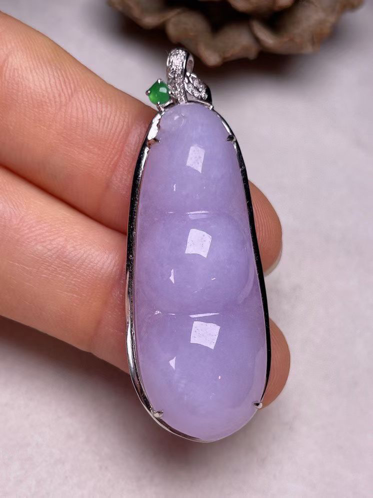 冰糯种紫罗兰福豆吊坠、真金真钻镶嵌，种水好，玉质细腻 .裸石尺寸 37.3*14.6