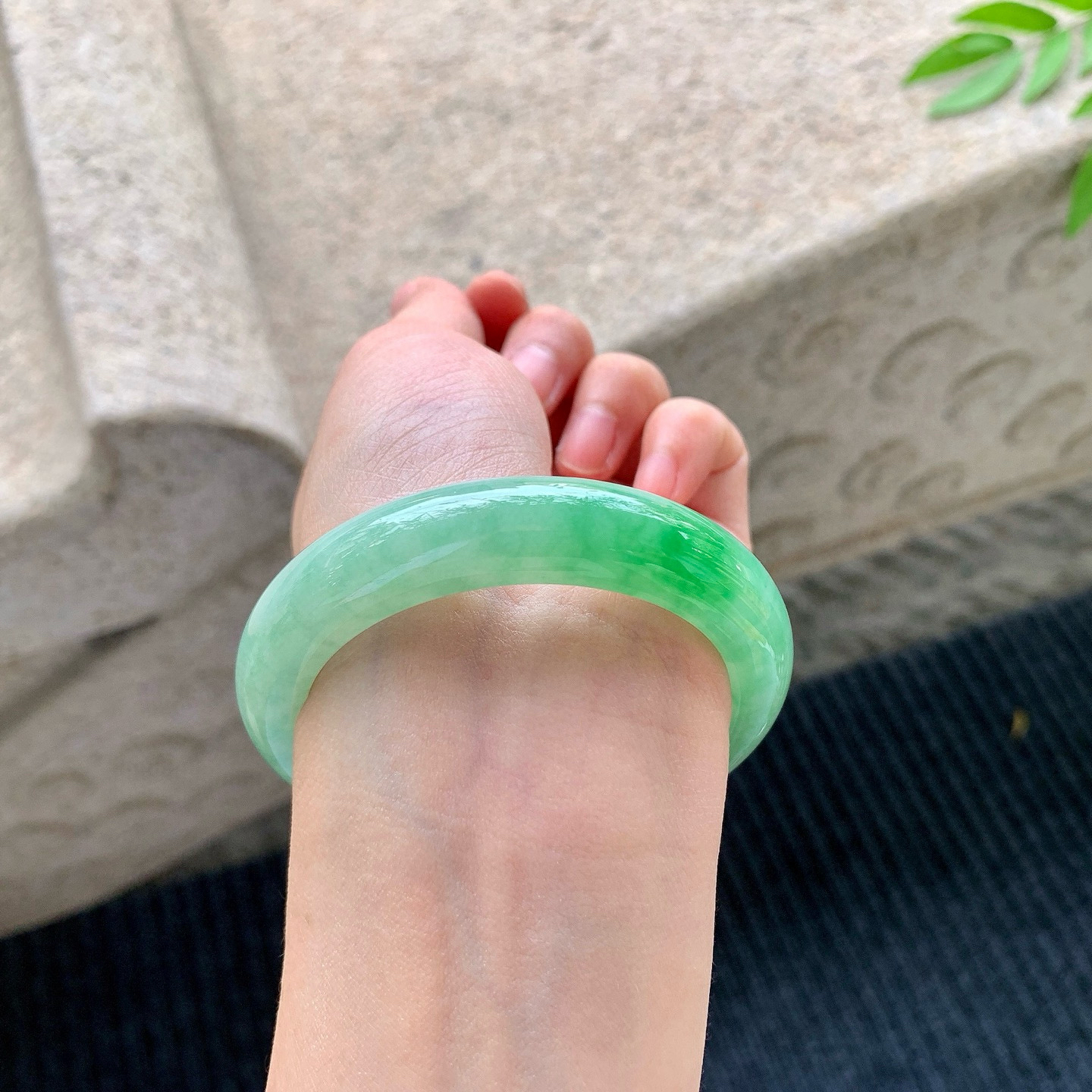 正圈51 52
【圈口】52.5/12.5/9
【描述】飘绿，水润，种老，细腻，无裂纹！