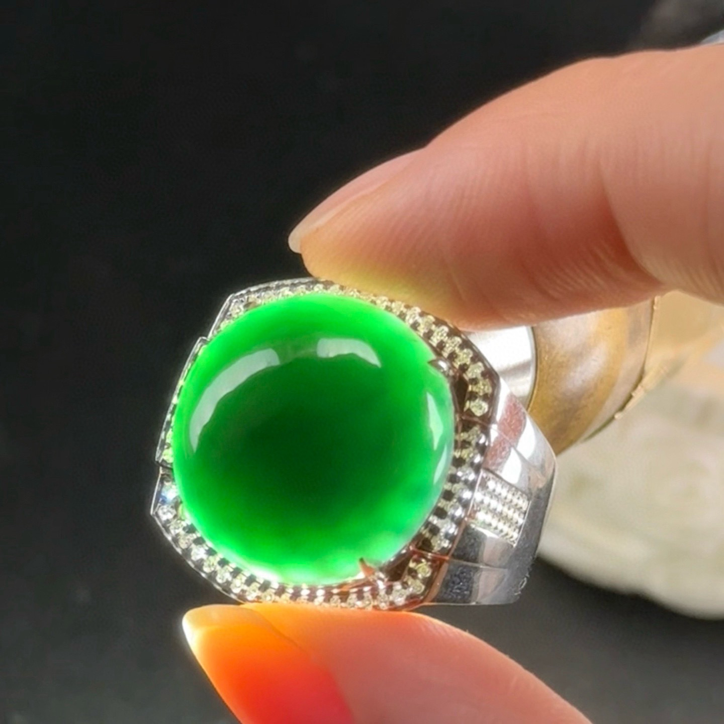 精品18k墨翠蛋面男戒 种好色正 黑度极好 打灯通透 油性十足 重金豪镶 尺寸17