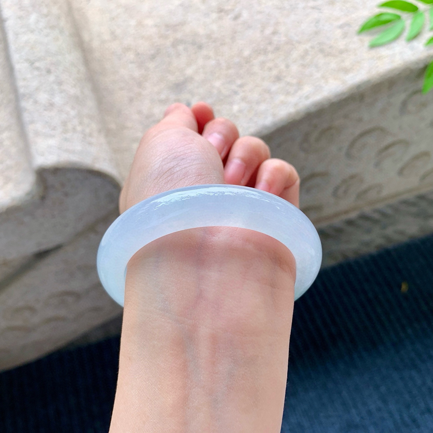 正圈55 56
【圈口】55.2/12/8.8
【描述】冰淡绿，水润，种老，细腻，无裂纹！