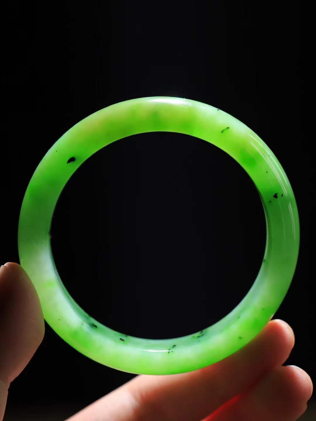 【碧波流转·手镯】

精品和田玉碧玉手镯，玉质细腻温润，手感舒适，️线条流畅，简约大气，美自天成，佩戴于腕间，婉约之美，举手投足间透出那份低调奢华，醉人心扉。 重64克 内径圈口58.5mm尺寸14.5-8.5mm  FDL-45302333