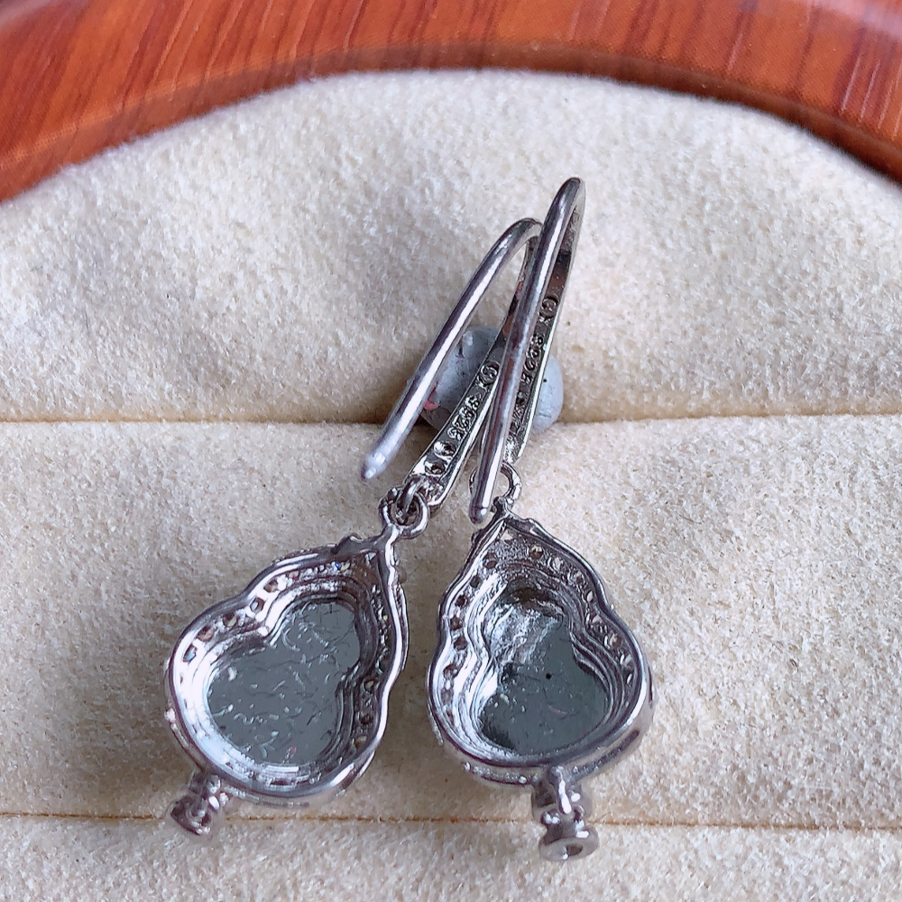 925银镶冰润满绿葫芦翡翠吊坠  寓意“福禄双全，加官进爵，财源滚滚” 莹润通透，抱满大气  清新脱俗    W481.25 取一整体 尺寸：19.5-9.2-5.2mm   裸石尺寸：9.5-7mm