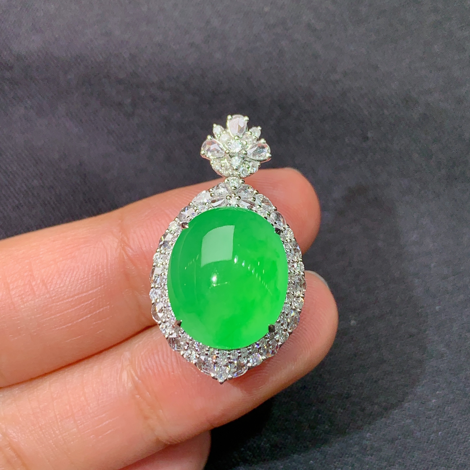 冰阳绿蛋面吊坠，18k金镶嵌，冰润色阳，玉质细腻，种水足，Rj 尺寸28.8*16.4*11.5