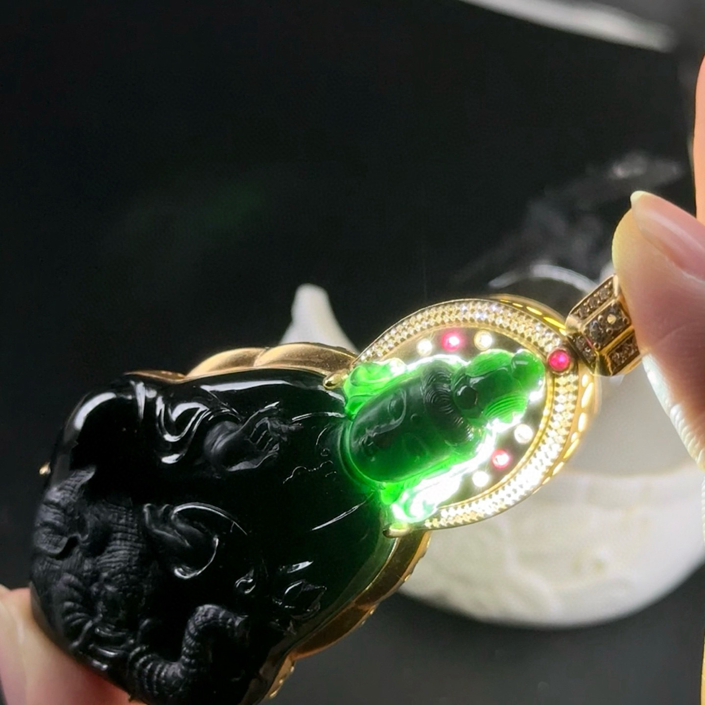 精品18k墨翠普贤菩萨 种好色正 黑度极好 打灯通透 油性十足 尺寸75.3