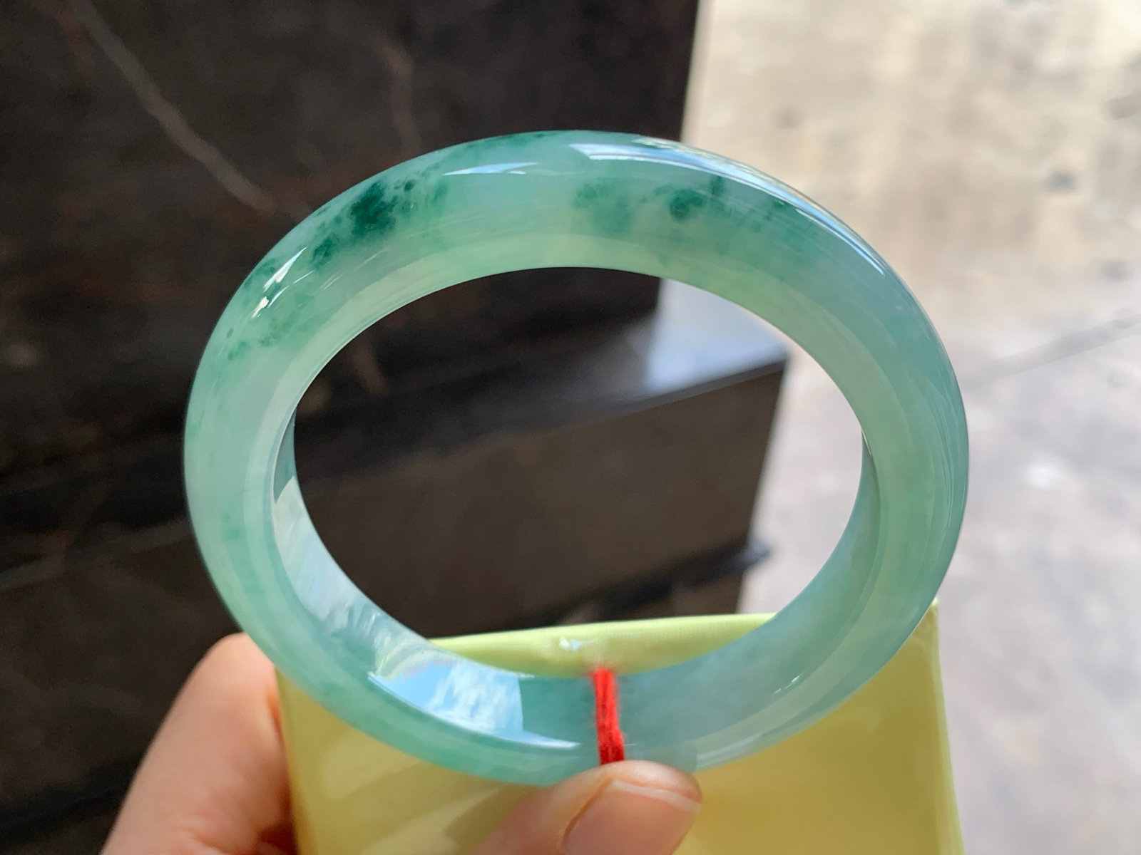 57-12.1-9.7

飘花手镯^_^鲜艳 玉质温润 细腻