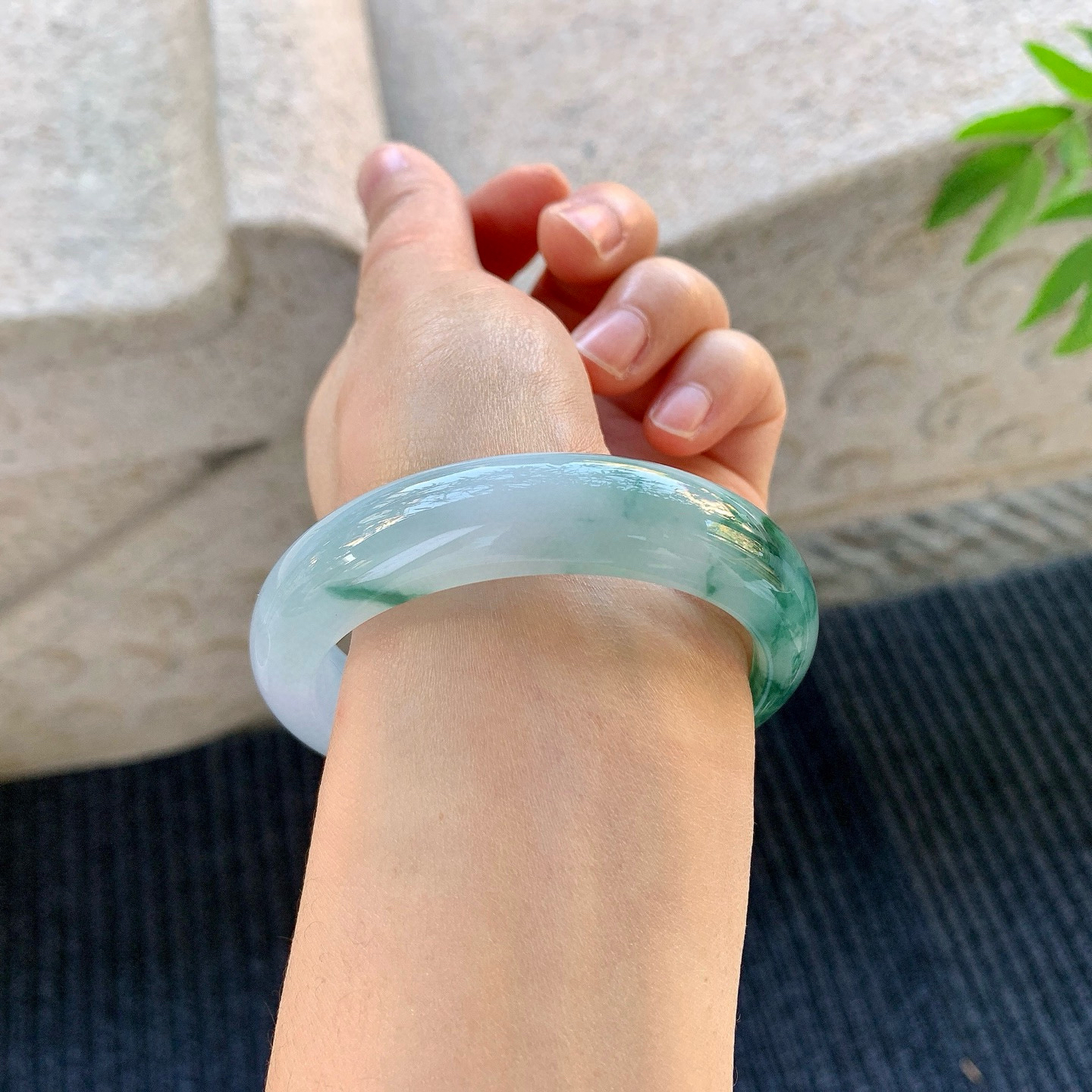 正圈53 54
【圈口】54.5/13.8/8.2
【描述】冰糯飘花，水润，种老，细腻，无纹裂！