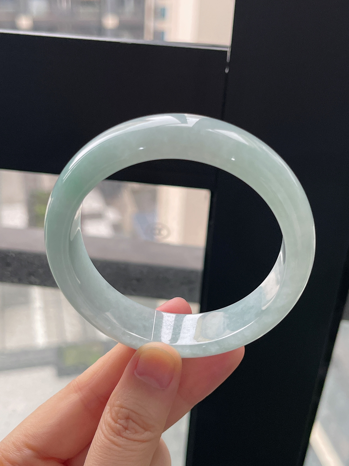 正圈57.9圈口，翡翠糯化种淡蓝绿色宽版手镯