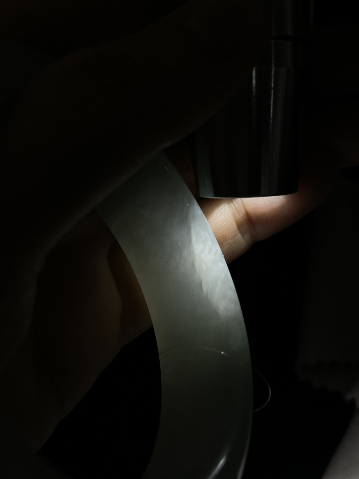 正圈57.9圈口，翡翠糯化种淡蓝绿色宽版手镯