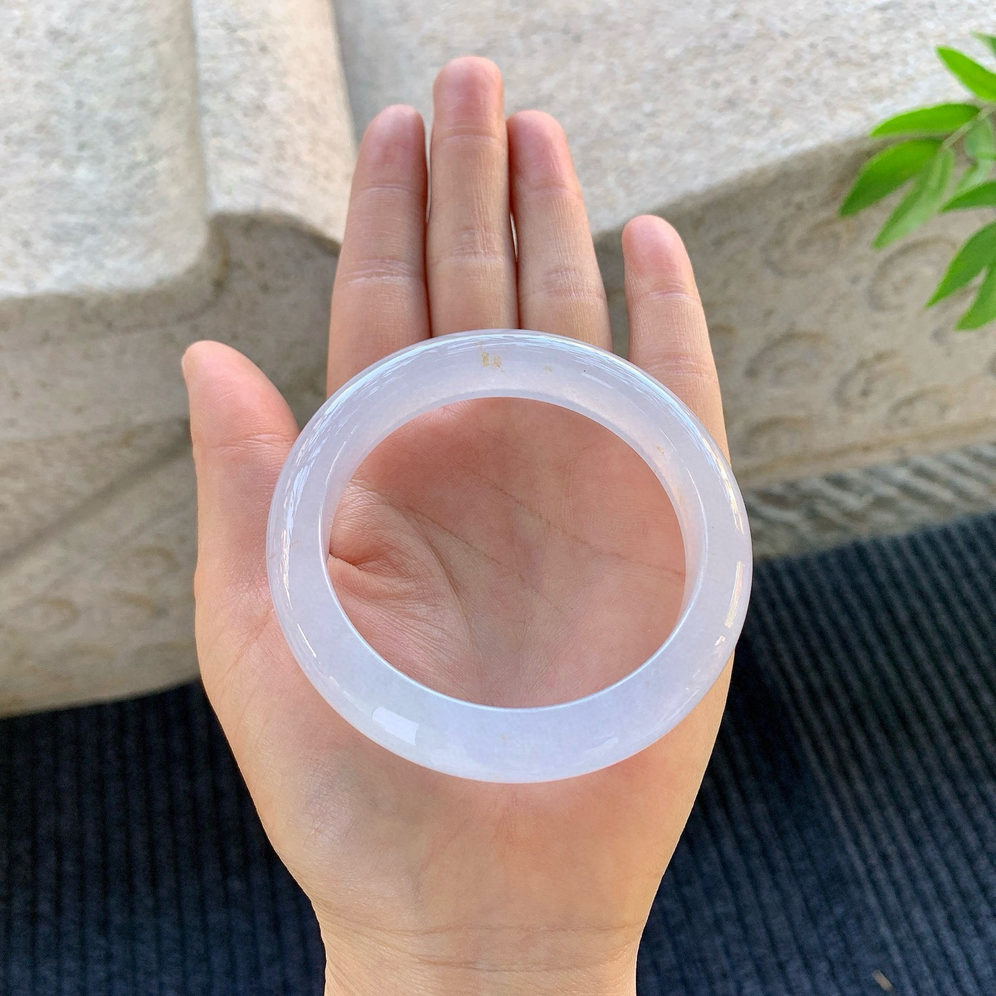 正圈55 56
【圈口】56/12/9
【描述】冰粉紫，水润，种老，细腻，无纹裂！