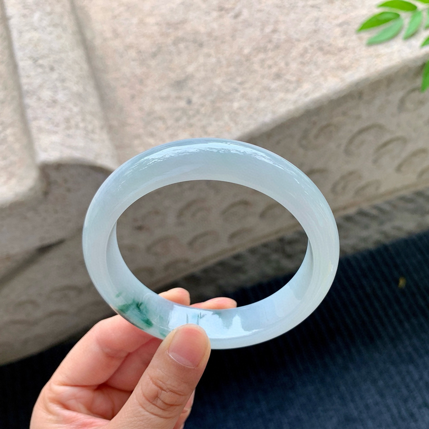 正圈60 61
【圈口】61.6/14.6/8.6
【描述】飘花，水润，种老，细腻，无裂纹！