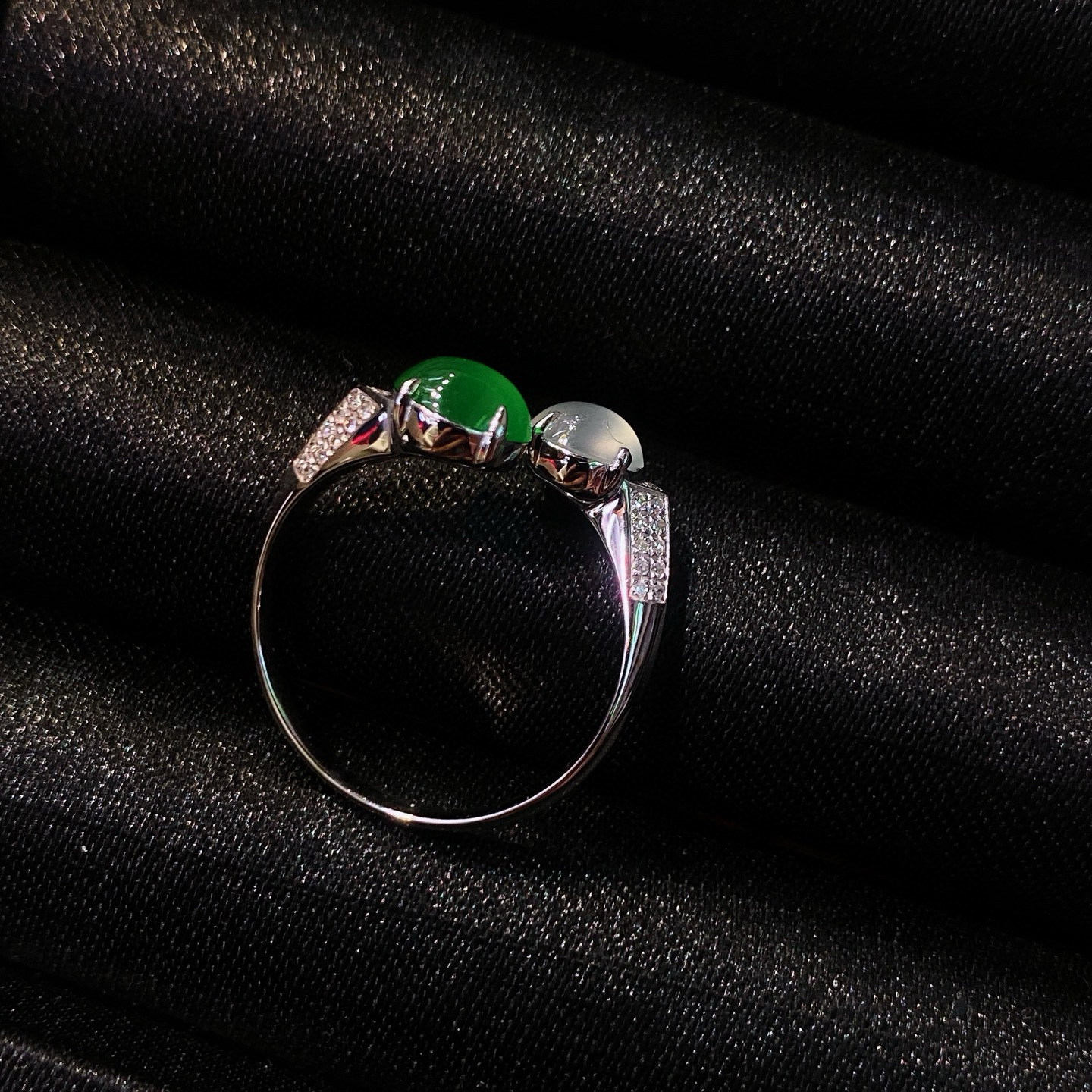 双色蛋面戒指 
冰绿蛋组合戒指，晶莹剔透
女神范十足，梦幻美感十足
18k金镶嵌，简镶真的很耐看
实物更美～