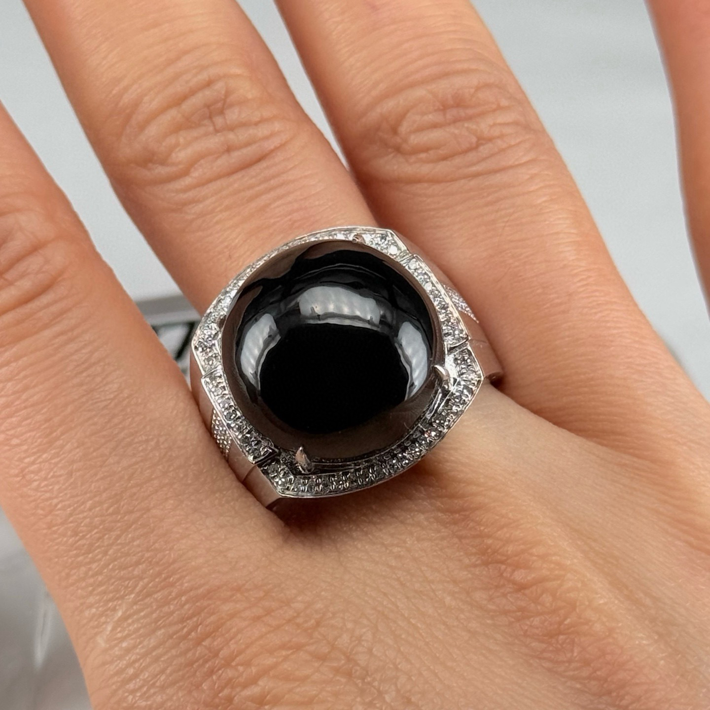 精品18k墨翠蛋面男戒 种好色正 黑度极好 打灯通透 油性十足 重金豪镶 尺寸17