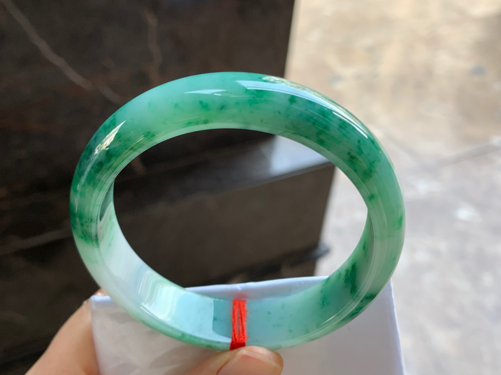 56.5-14.3-7.6

辣绿色手镯^_^鲜艳 玉质温润