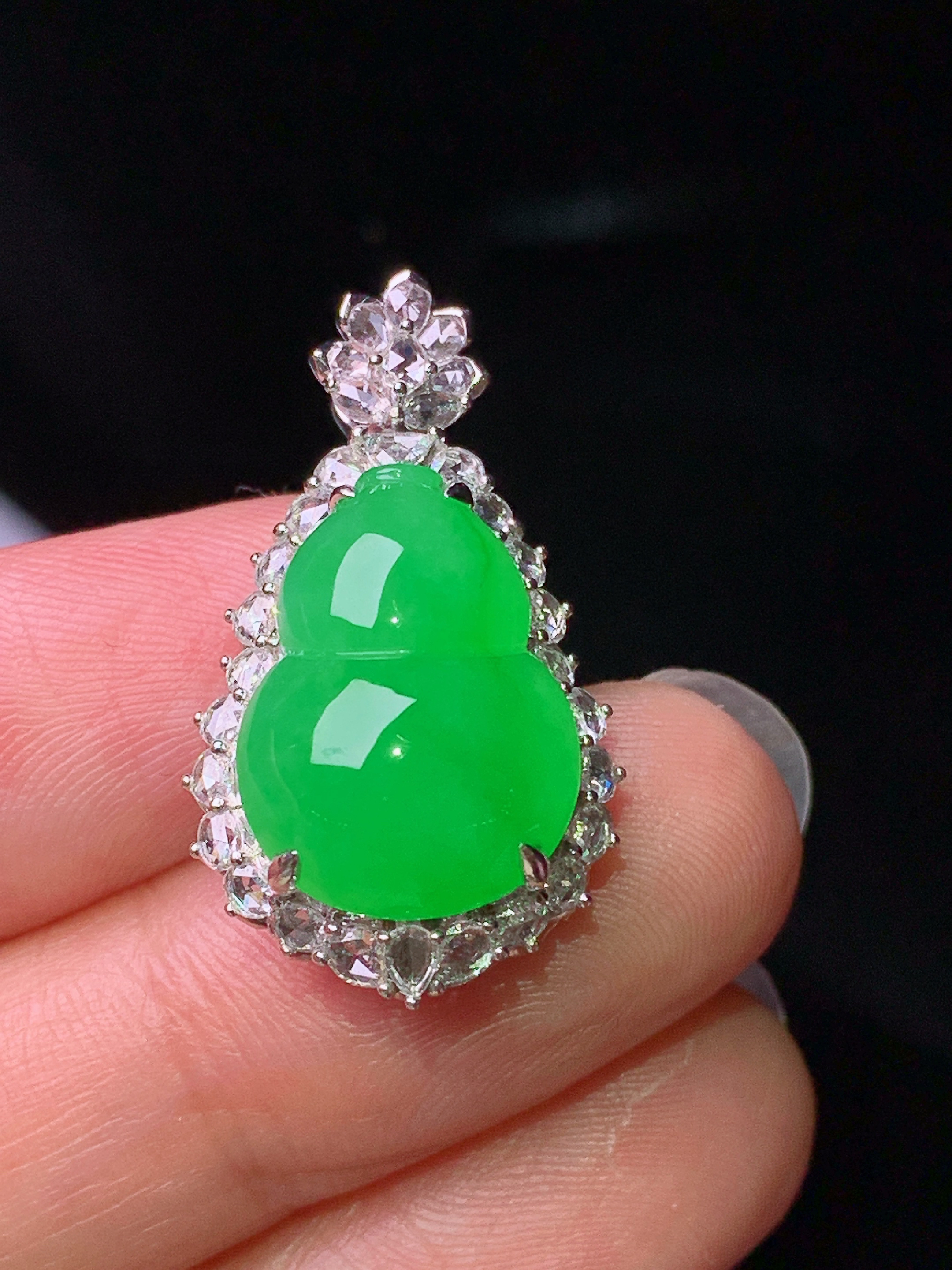 18k金镶嵌满绿葫芦吊坠 玉质细腻 色泽艳丽清新 水润亮眼 整体尺寸 28*15.6*11.8t3