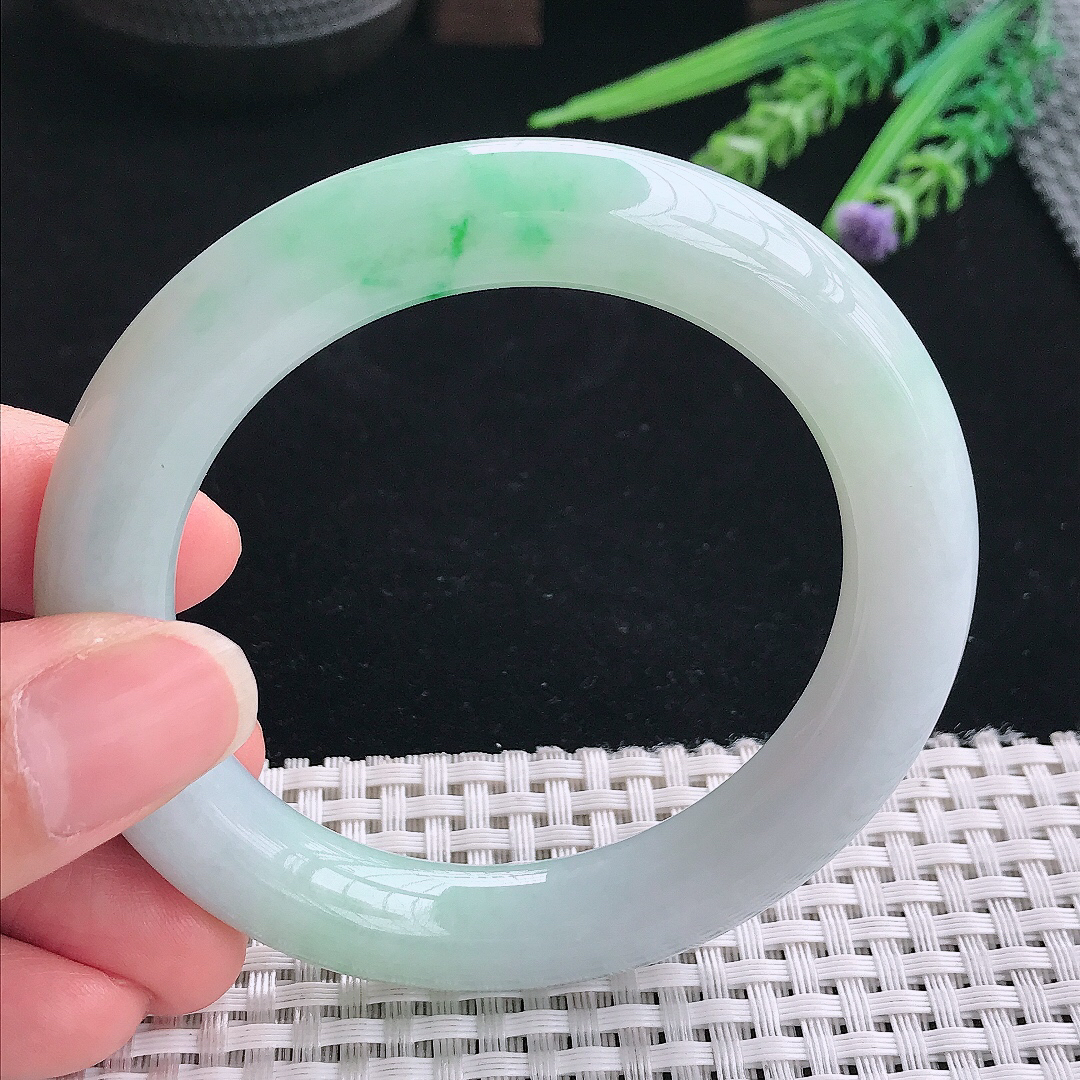 实拍A货翡翠56/11老坑精美温润飘绿胖圆条手镯翡翠玉镯手环