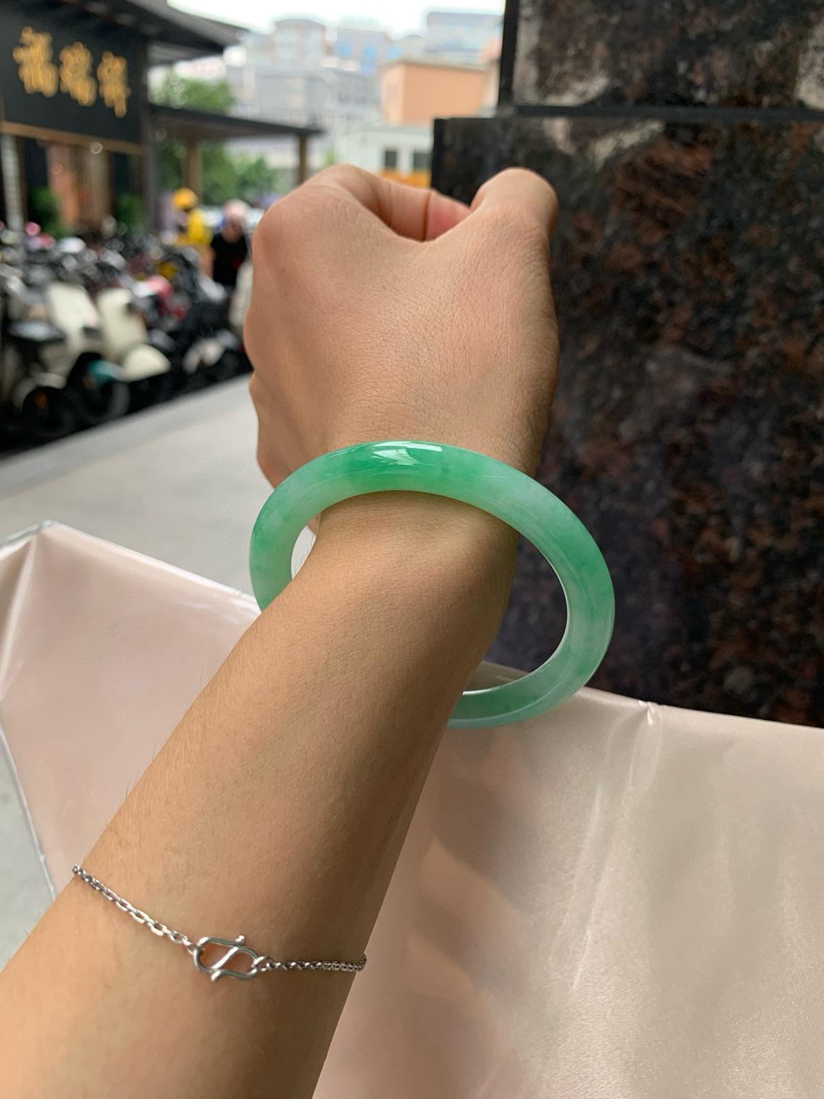 飘绿美人条
52.5-8-7.7
无纹裂，底妆细腻，近满绿美人条仙女专属款