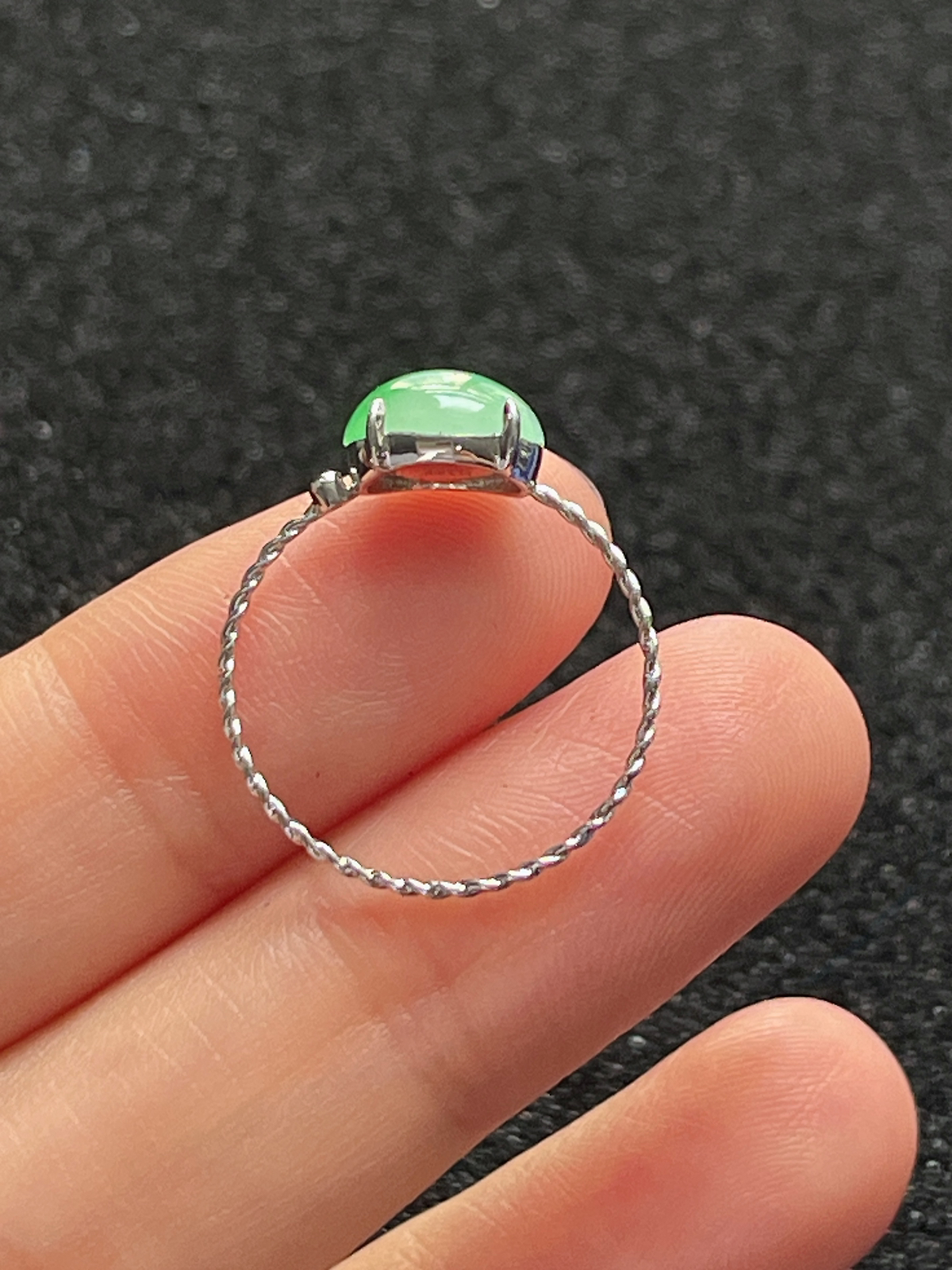 18k金翡翠绿色戒指