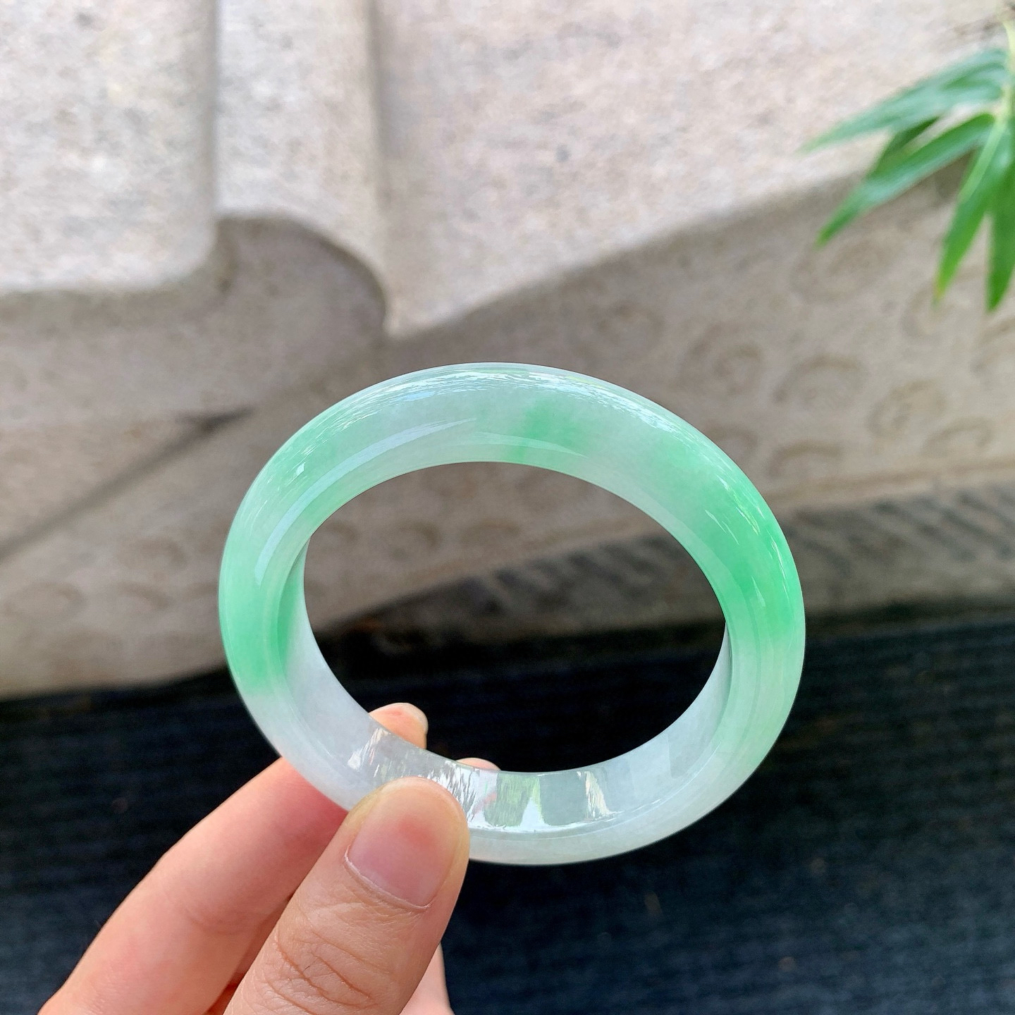 正圈53 54
【圈口】54/12.5/8.7
【描述】细糯飘绿，水润，种老，细腻，无纹裂！