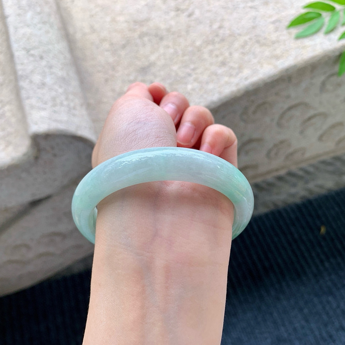 正圈56 57
【圈口】57.8/12.4/8.4
【描述】飘绿，水润，种老，细腻，无裂纹！