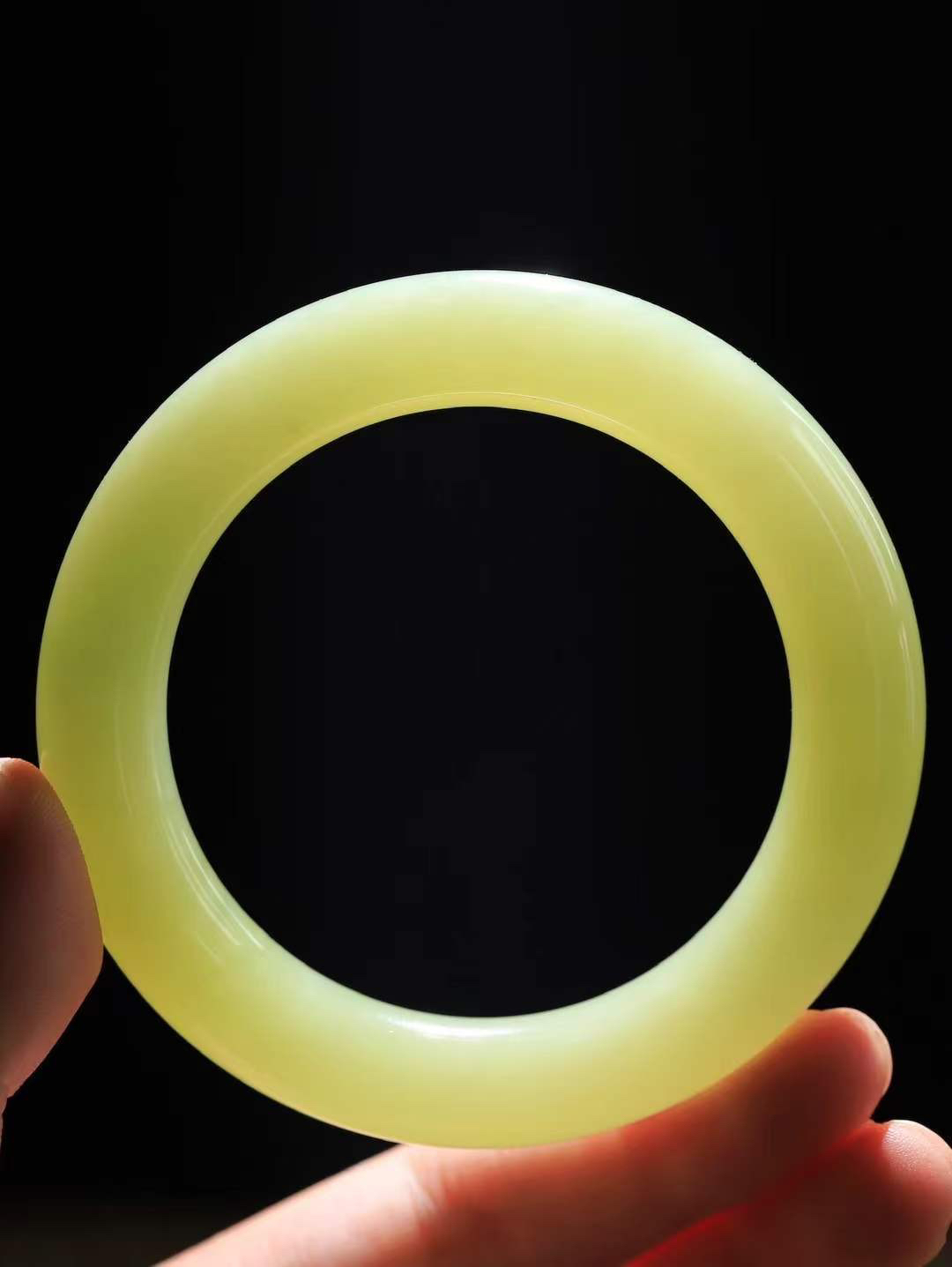 【玉佳人·手镯】

精品️和田玉黄口点墨圆条手镯 ，玉质细腻油润，做工细致精美，端庄素雅，亭亭玉立，芊芊素手。芊芊素手，怎能忘镯？秀美镯型，更显婀娜。内径59mm 尺寸12.5-12.2mm重82.5克69372380L